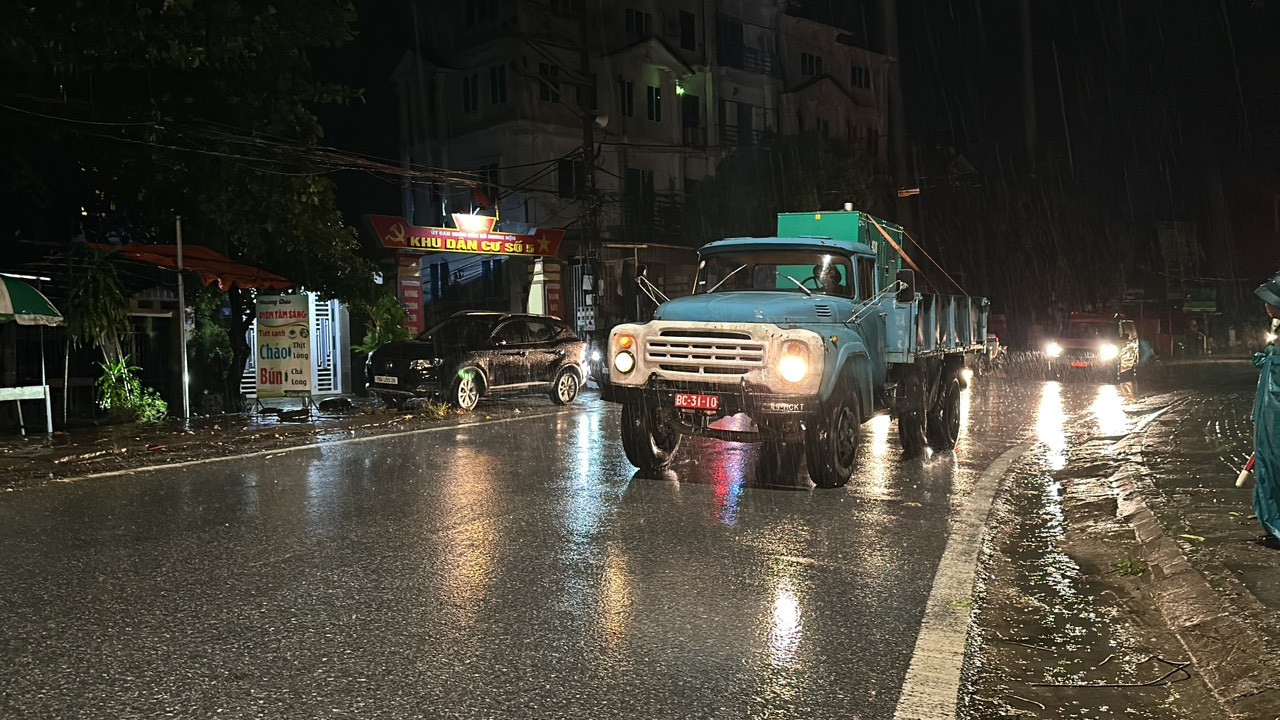 Lữ đoàn Công binh vượt sông 249 đưa nhiều trang thiết bị nhằm triển khai bắc cầu phao qua sông, phục vụ người dân di chuyển thay cho cầu Phong Châu mới bị sập, cũng như việc 2 cầu Trung Hà, Tứ Mỹ đang "đóng cửa" sửa chữa.