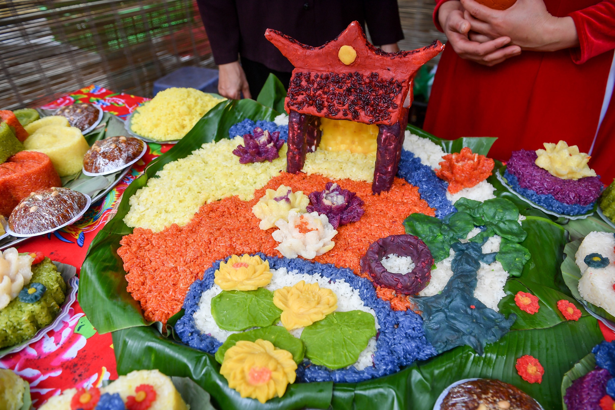 Một mâm xôi được tạo hình theo mô hình ngôi làng cổ xưa bên sông Nhị Hà.