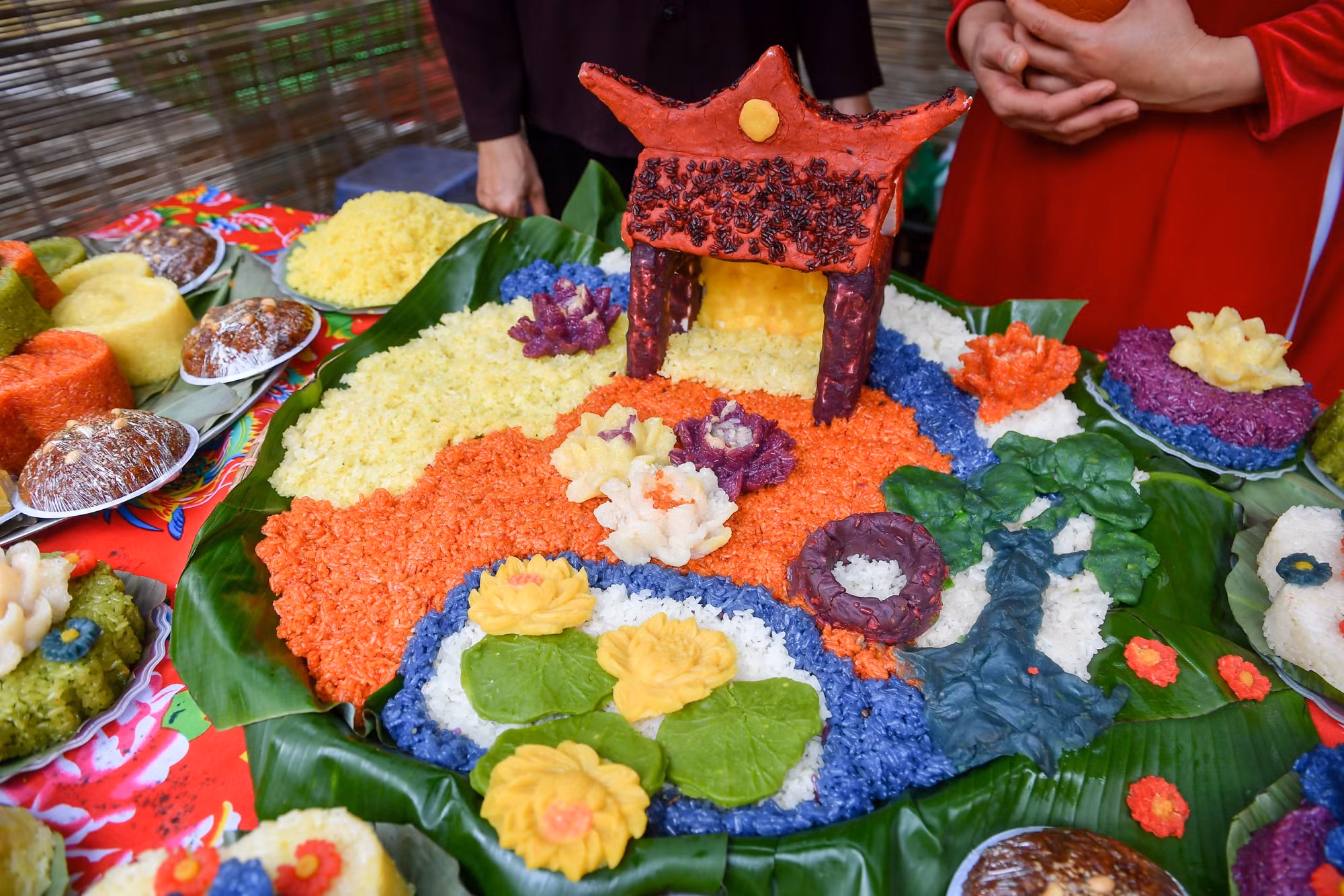 Hằng năm, dân làng mở hội thi nấu xôi và dâng những mâm xôi to đẹp kết tinh từ tinh hoa trời đất cùng với tài hoa sáng tạo của con người lên thành hoàng làng với mong ước một mùa xuân mới an khang thịnh vượng. Hằng năm, dân làng mở hội thi nấu xôi và dâng những mâm xôi to đẹp kết tinh từ tinh hoa trời đất cùng với tài hoa sáng tạo của con người lên thành hoàng làng với mong ước một mùa xuân mới an khang thịnh vượng.