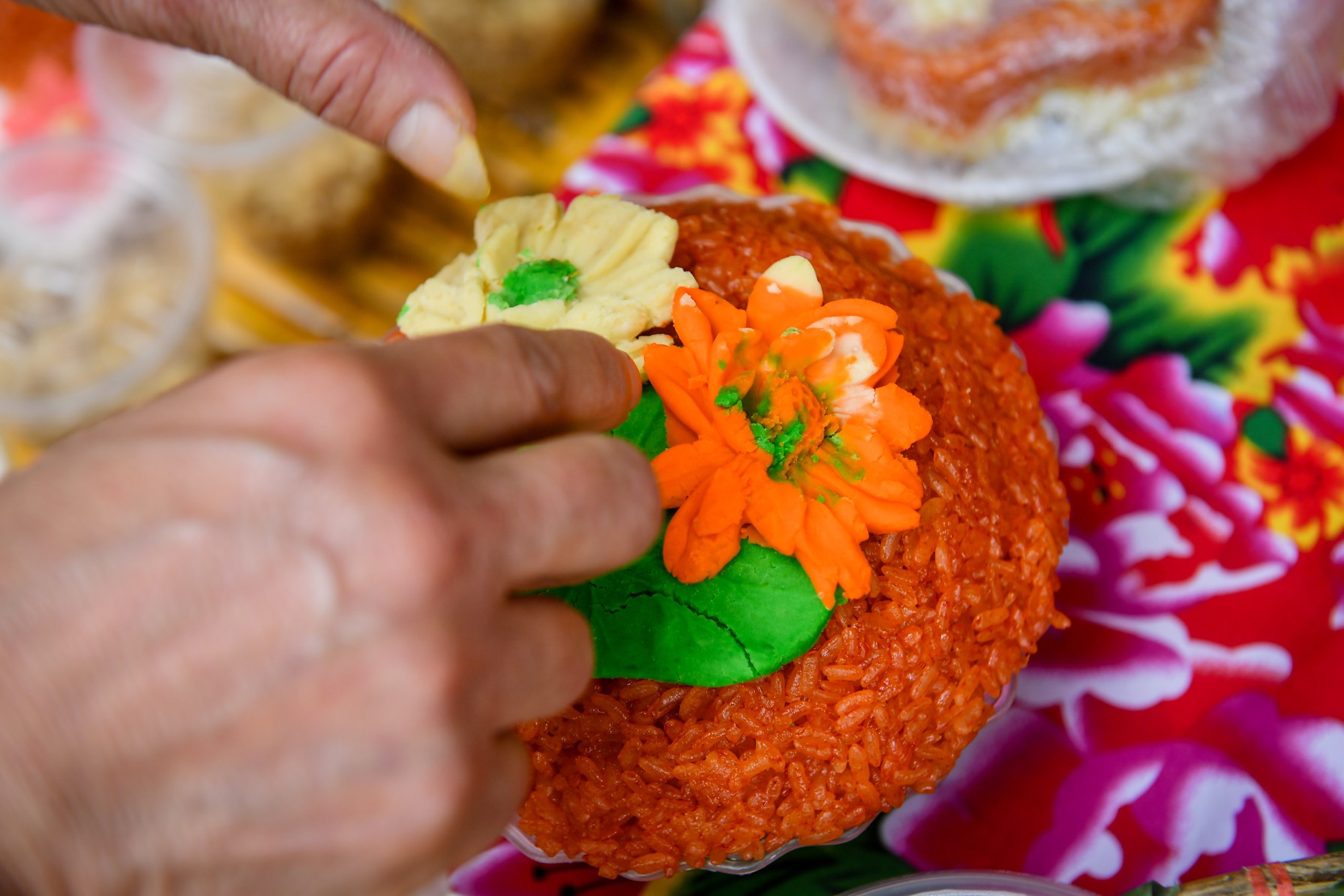 Đôi bàn tay tỉ mẩn tạo nên những sản phẩm độc đáo từ xôi nếp.