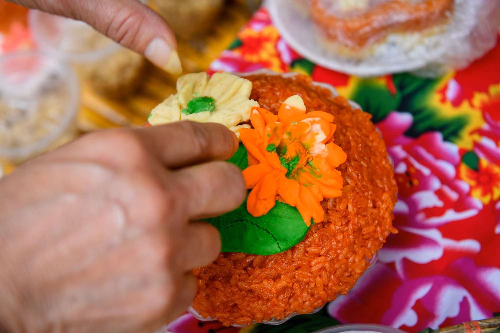 Bàn tay chăm chút của các nghệ nhân với đĩa xôi truyền thống. Bàn tay chăm chút của các nghệ nhân với đĩa xôi truyền thống.