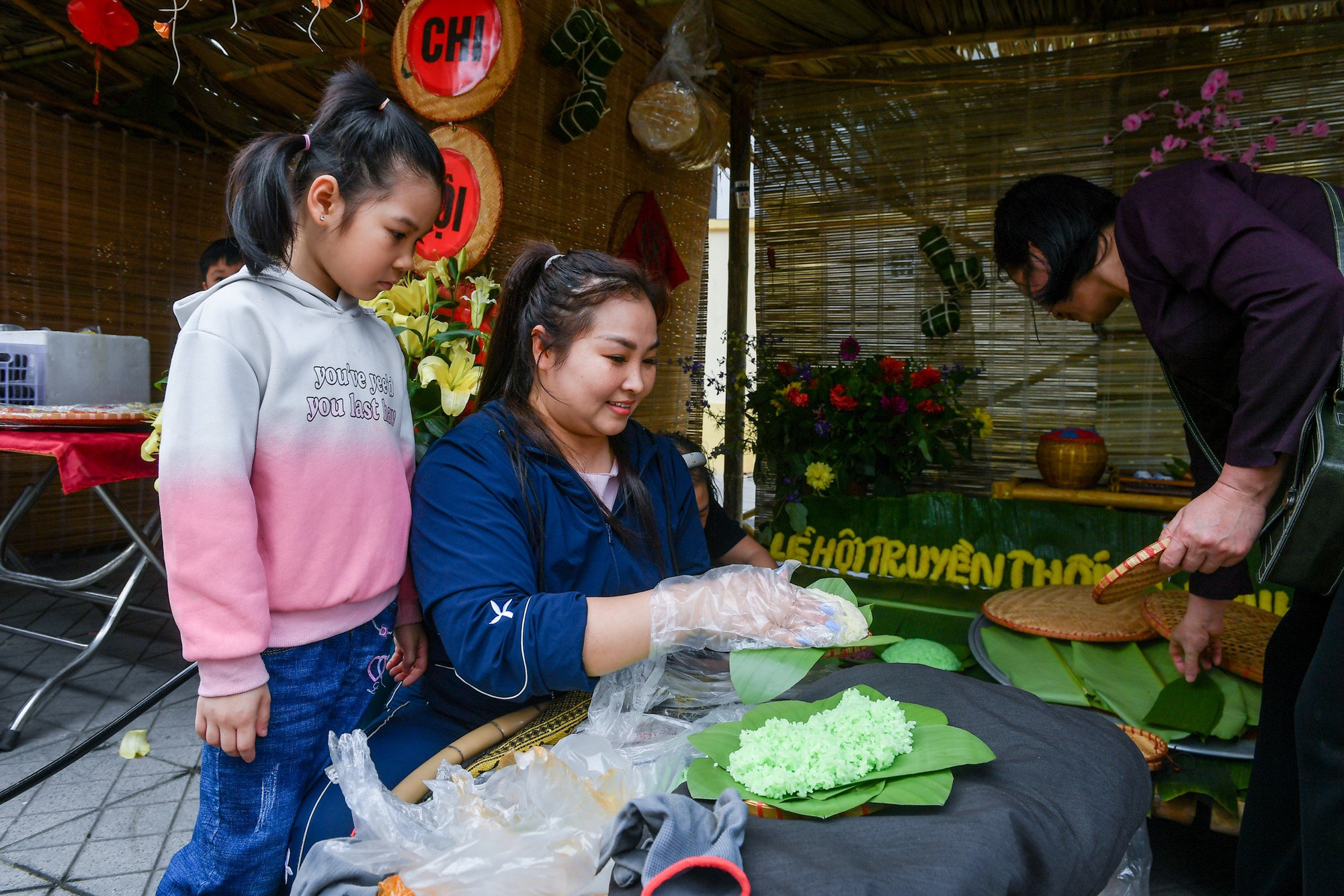 Một cháu bé tỏ ra thích thú với xôi truyền thống của ngôi làng nghìn tuổi ven sông Hồng. Một cháu bé tỏ ra thích thú với xôi truyền thống của ngôi làng nghìn tuổi ven sông Hồng.