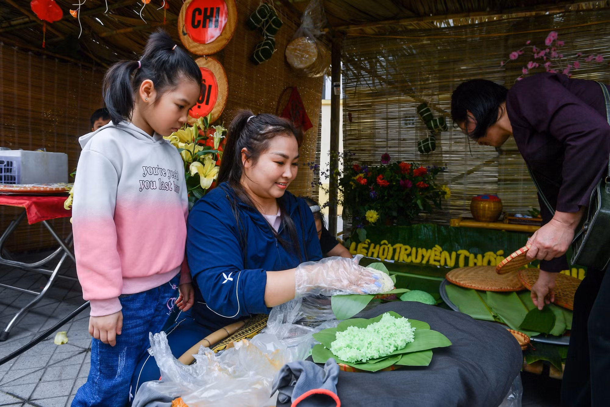 Một cháu bé tỏ ra thích thú với xôi truyền thống của ngôi làng nghìn tuổi ven sông Hồng. Một cháu bé tỏ ra thích thú với xôi truyền thống của ngôi làng nghìn tuổi ven sông Hồng.