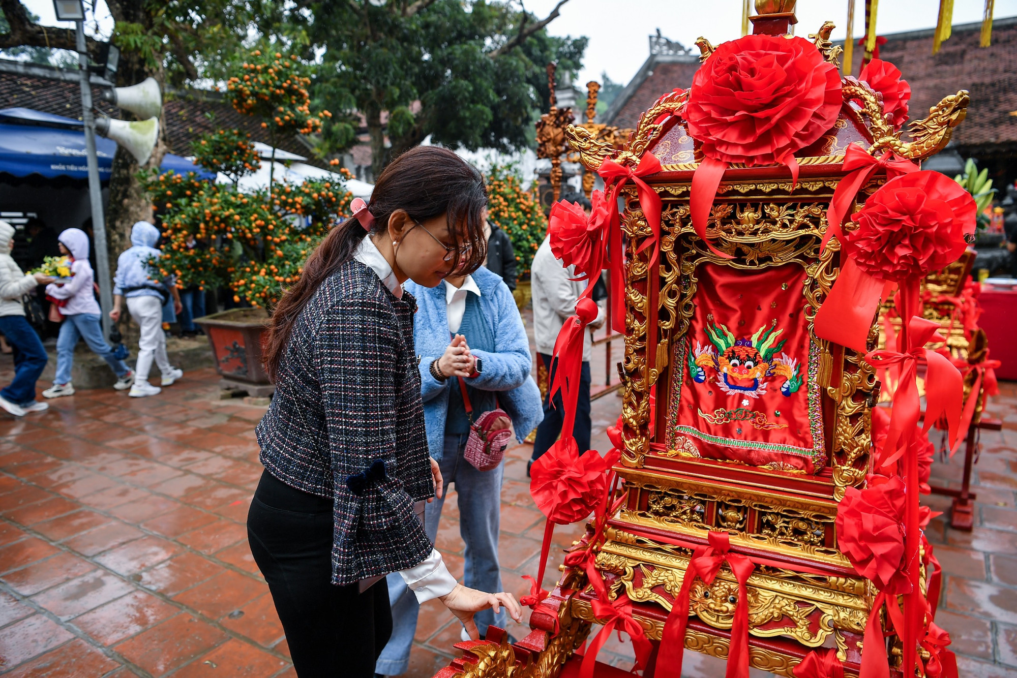Theo ghi nhận của phóng viên, từ đầu giờ chiều, hàng nghìn du khách đã kéo về khu vực đền chính để hành lễ, dâng hương.