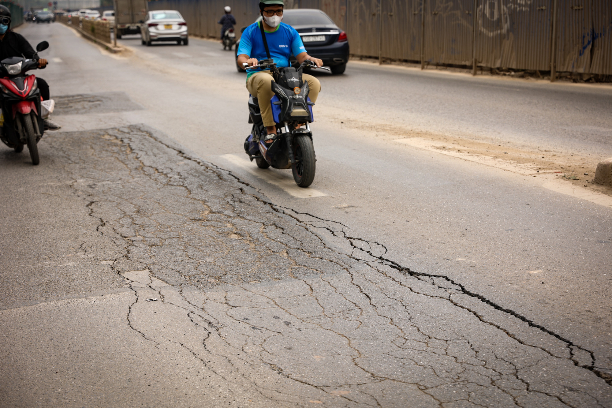 [Ảnh] Lại xuất hiện nhiều vết nứt sâu dọc mặt đê Âu Cơ ảnh 1