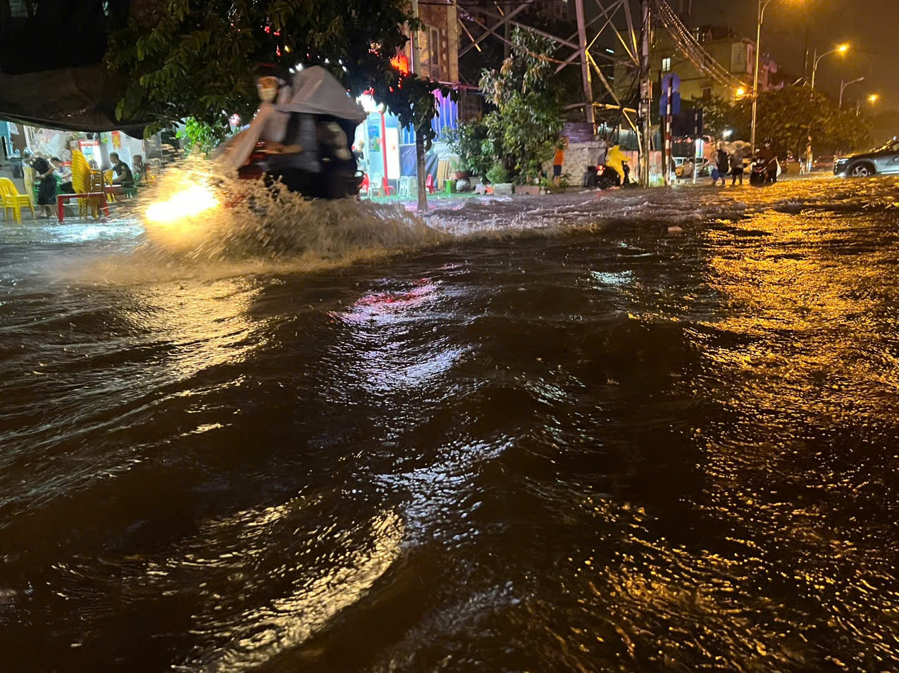 Do mưa lớn, nhiều tuyến phố tại Hà Nội đã rơi vào tình trạng ngập úng cục bộ.