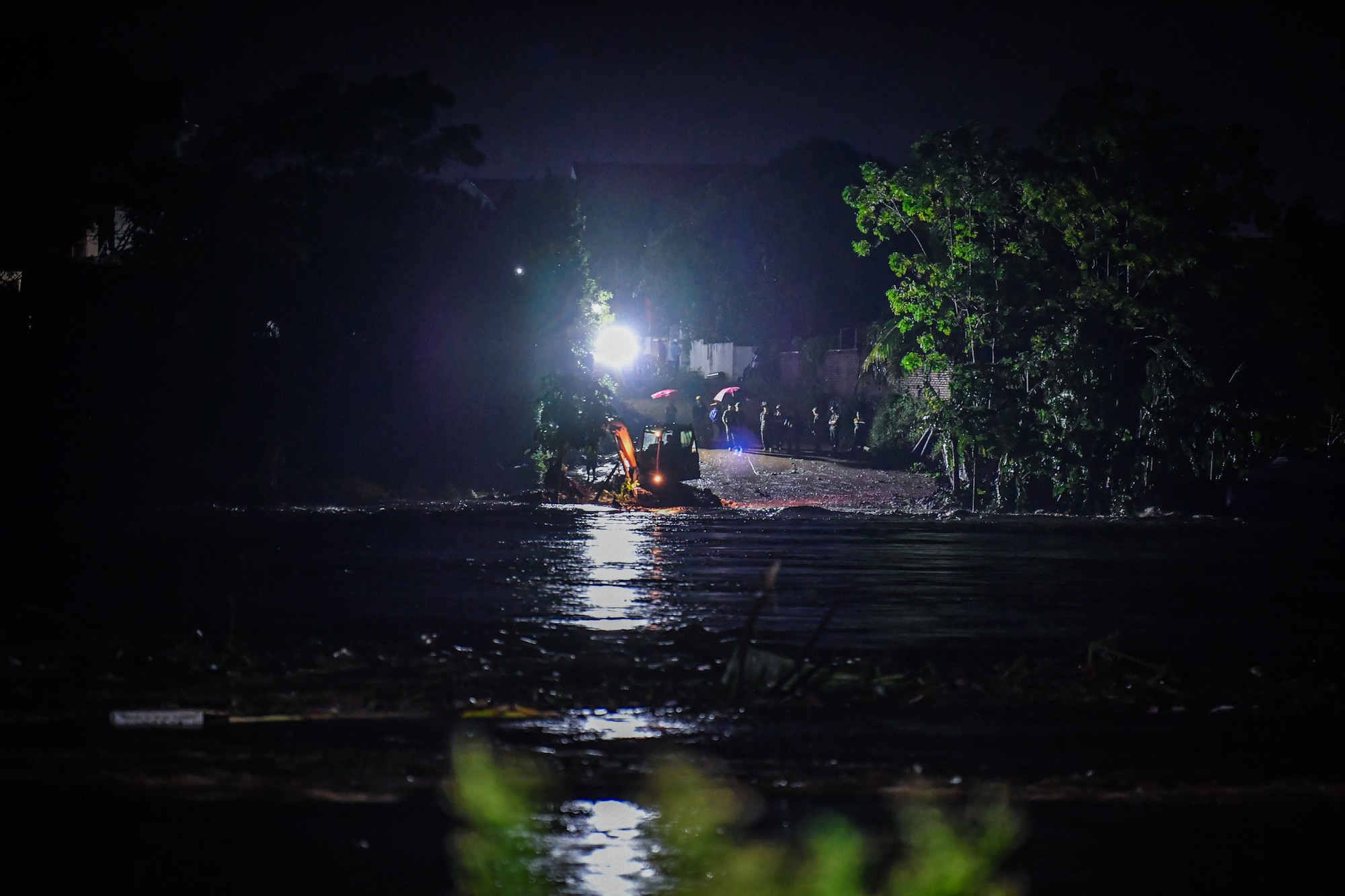 Hơn 1 giờ sáng, phía bờ Lâm Thao, hàng chục cán bộ, chiến sĩ vẫn đang tiến hành khảo sát, dọn mặt bằng để chuẩn bị sẵn sàng cho phương án bắc cầu.