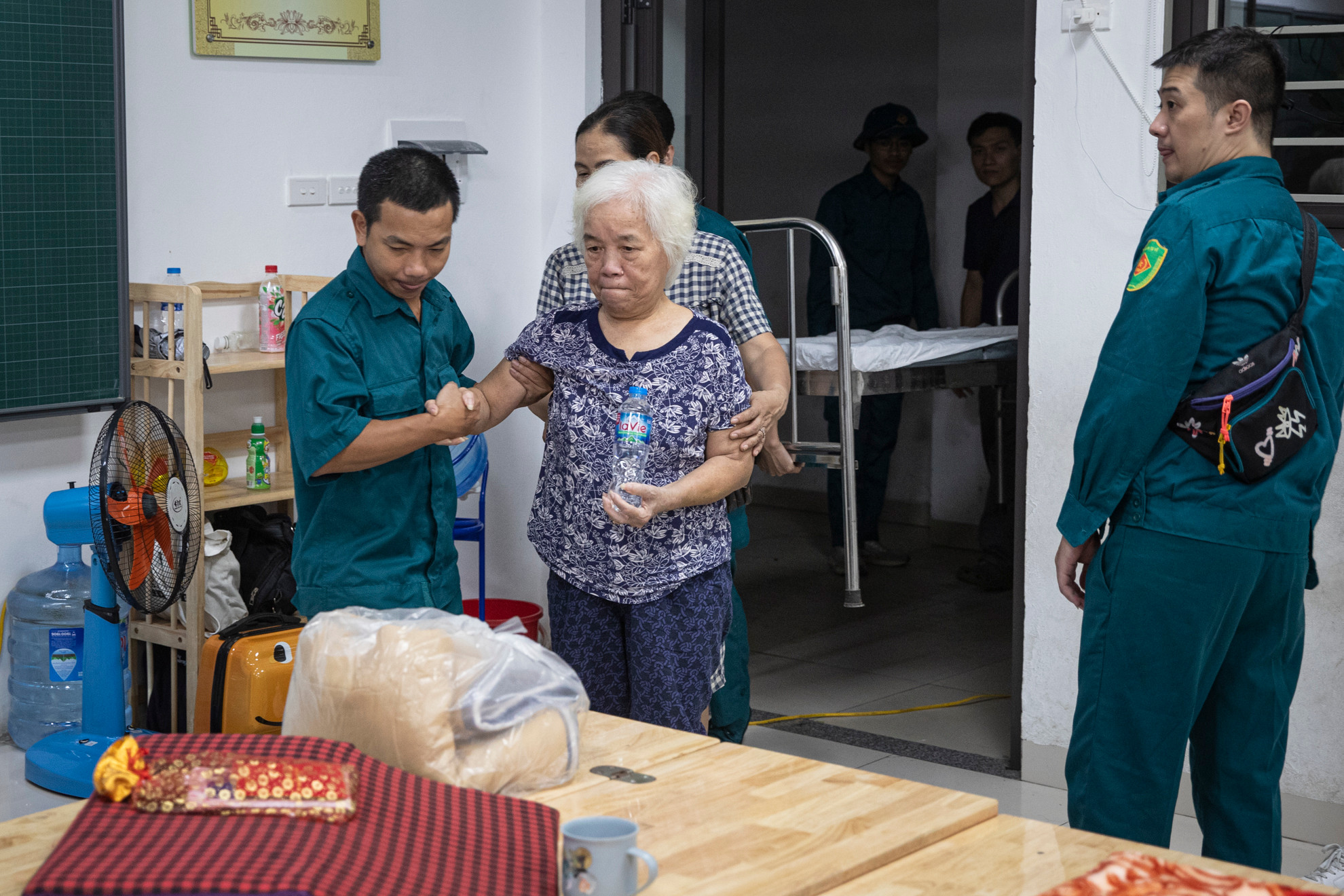 Ngồi ngay bên cạnh, bà Hoàng Thị Mai, 78 tuổi cho hay: Bà đã sống tại chung cư A7 Tân Mai hàng chục năm qua. Do công trình có tuổi đời quá lớn nên không còn bảo đảm. “Đợt bão lần này, được lãnh đạo phường Tân Mai quan tâm, bố trí chỗ ở tạm an toàn, tôi rất yên tâm”, vừa sửa soạn lại chăn màn, bà Mai vừa nói. Ngồi ngay bên cạnh, bà Hoàng Thị Mai, 78 tuổi cho hay: Bà đã sống tại chung cư A7 Tân Mai hàng chục năm qua. Do công trình có tuổi đời quá lớn nên không còn bảo đảm. “Đợt bão lần này, được lãnh đạo phường Tân Mai quan tâm, bố trí chỗ ở tạm an toàn, tôi rất yên tâm”, vừa sửa soạn lại chăn màn, bà Mai vừa nói.