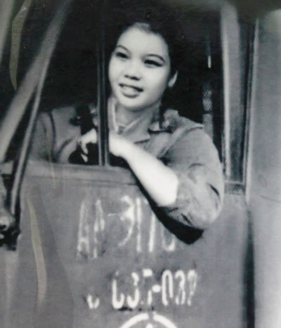 Bà Vân bên trước GAZ huyền thoại của mình. (Ảnh: NVCC)