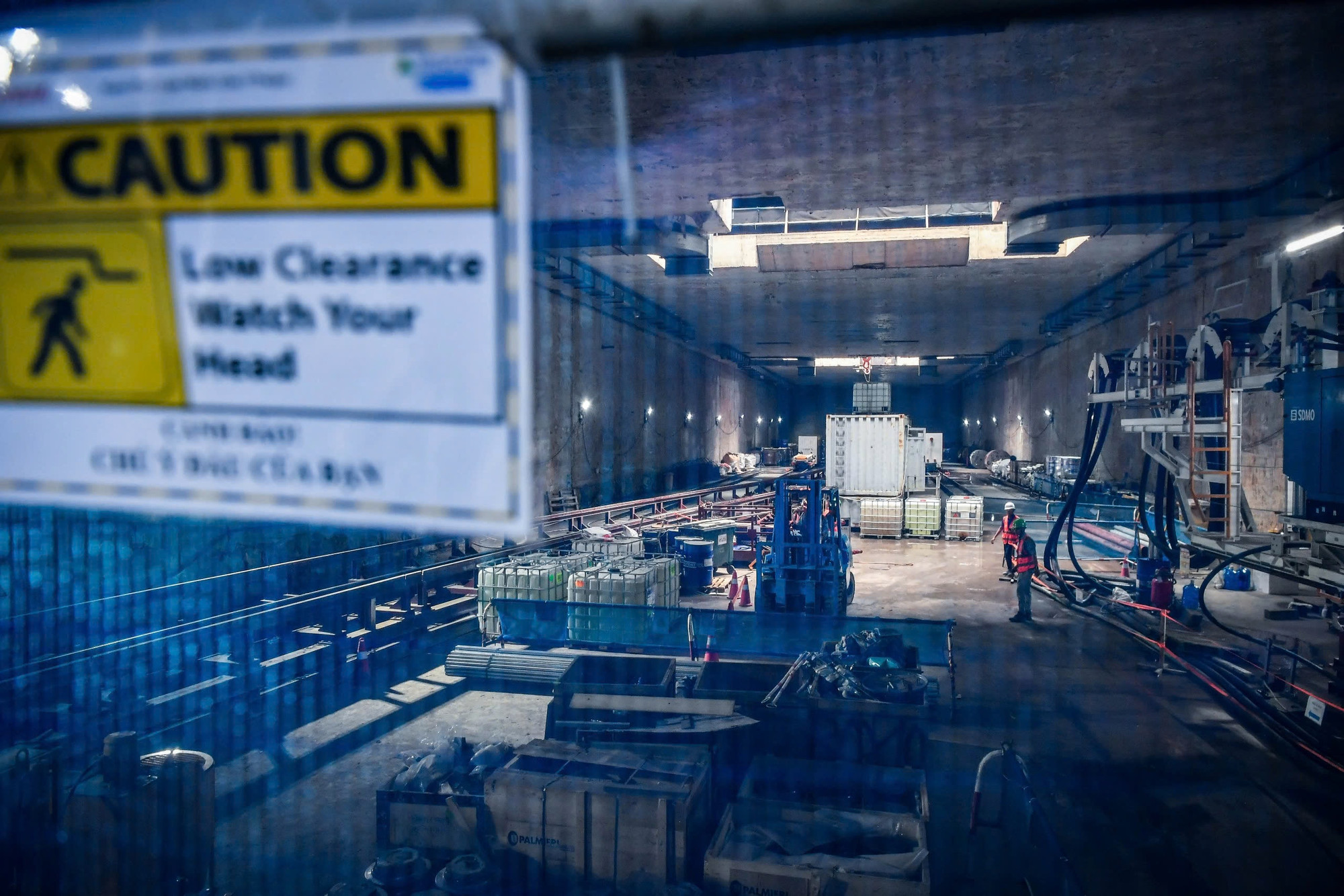 Tại tầng thứ 2, hàng loạt biển báo, các bảng thông tin kỹ thuật, danh sách gần 40 kỹ sư, cũng những điều cần lưu ý khi làm việc trong hầm được đặt ở vị trí trung tâm để ai cũng có thể đọc khi cần.