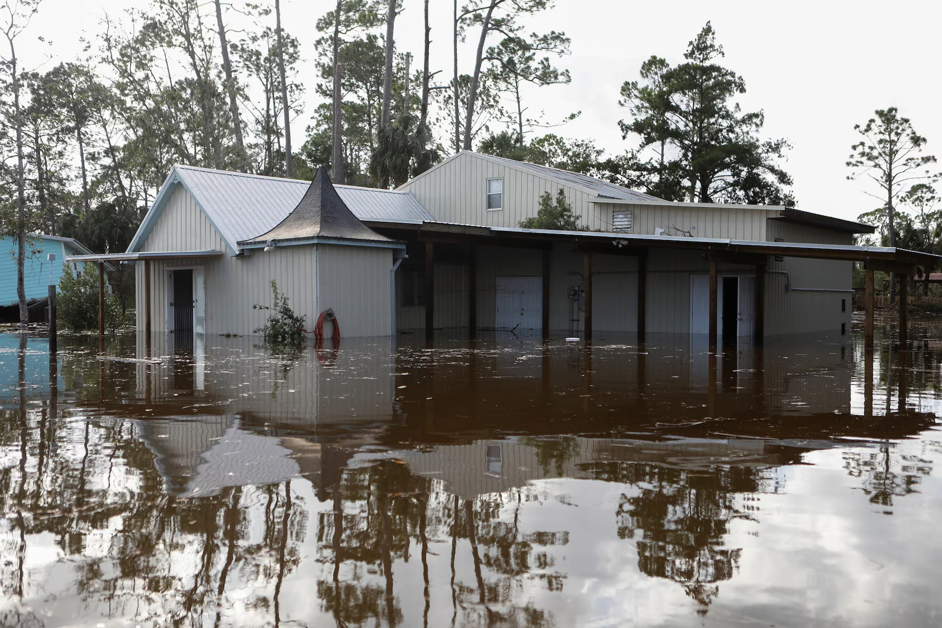 Nhiều vùng bị ngập sâu trong nước sau bão. (Ảnh: REUTERS)