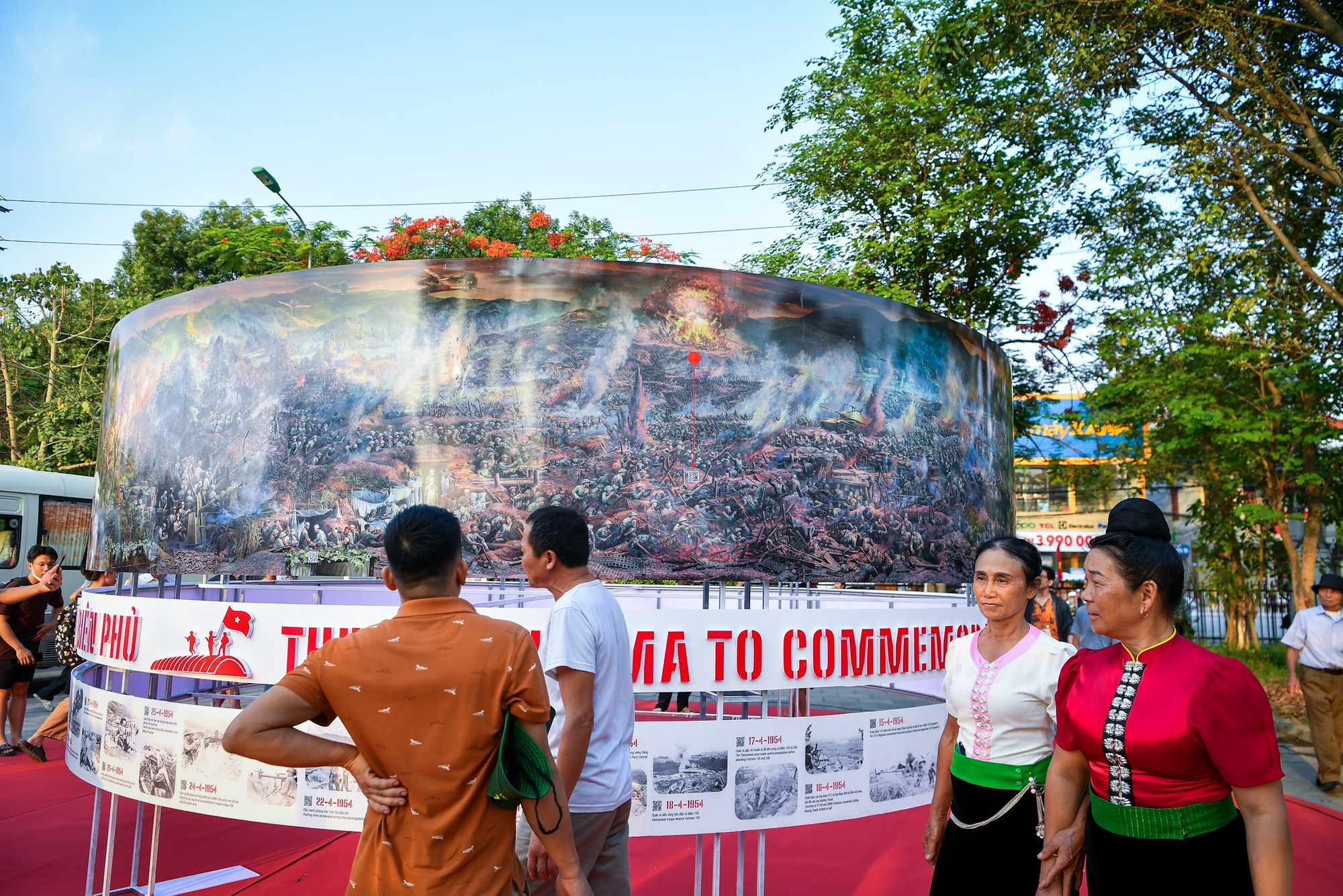 Khách tham quan có thể chiêm ngưỡng bức tranh panorama bao quanh hình tròn đường kính 5,5 mét, chiều cao hơn 3 mét và trải nghiệm công nghệ thực tế tăng cường với mô hình tranh panorama 360 độ.