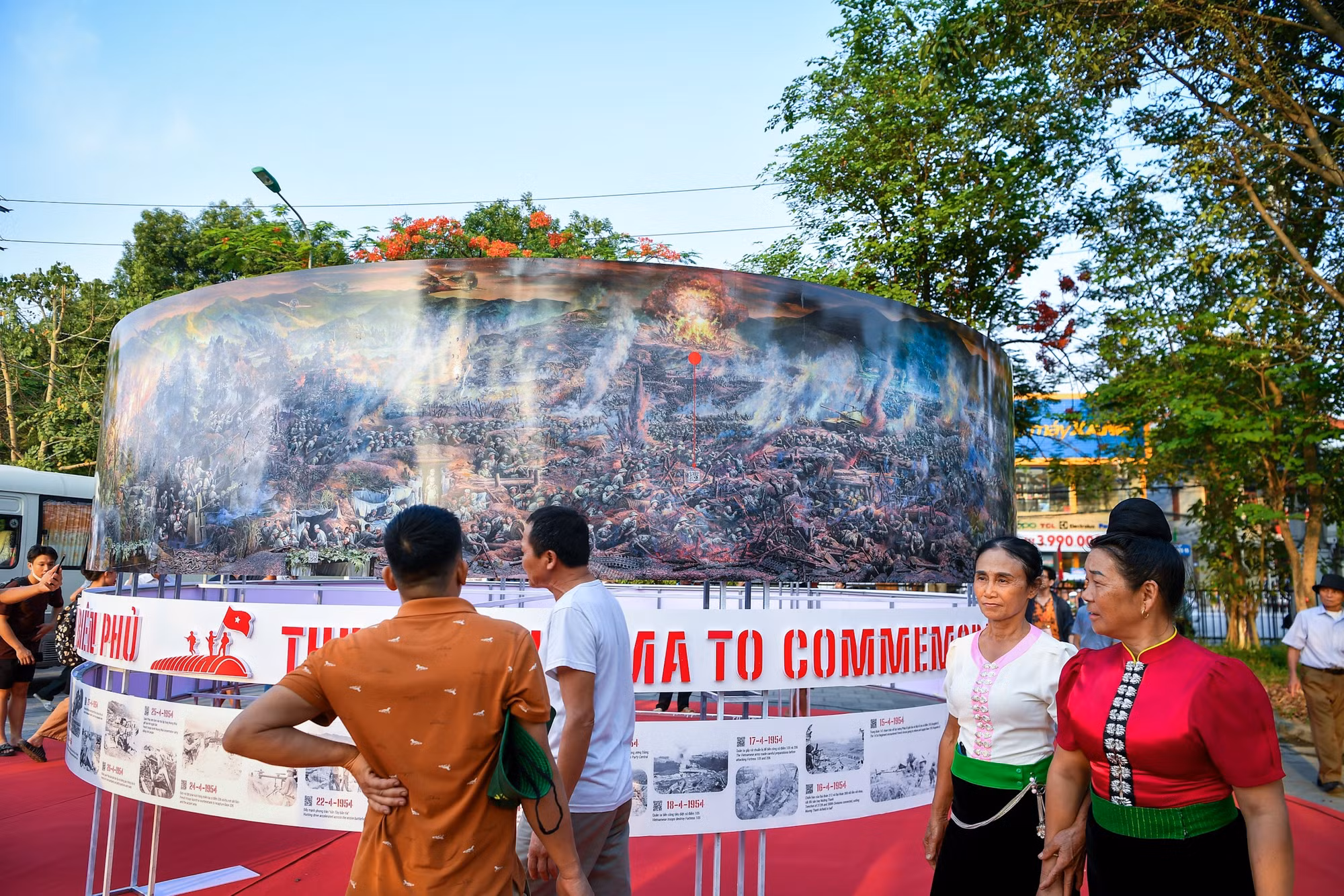 Khách tham quan có thể chiêm ngưỡng bức tranh panorama bao quanh hình tròn đường kính 5,5 mét, chiều cao hơn 3 mét và trải nghiệm công nghệ thực tế tăng cường với mô hình tranh panorama 360 độ.