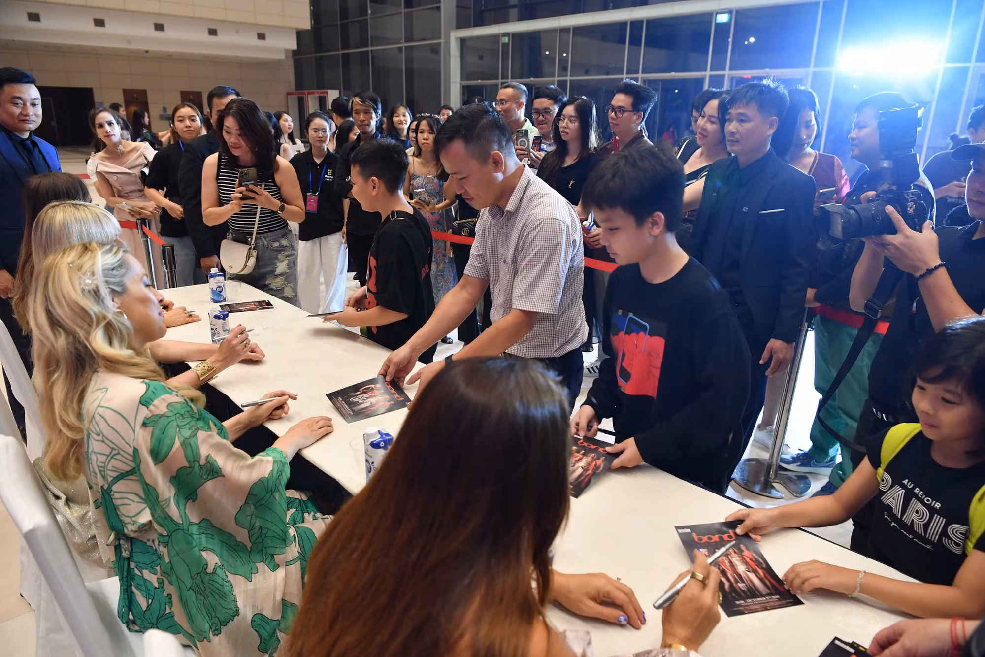 [Ảnh] Hàng trăm khán giả đợi tứ tấu đàn dây Bond ký tặng tới khuya ảnh 12