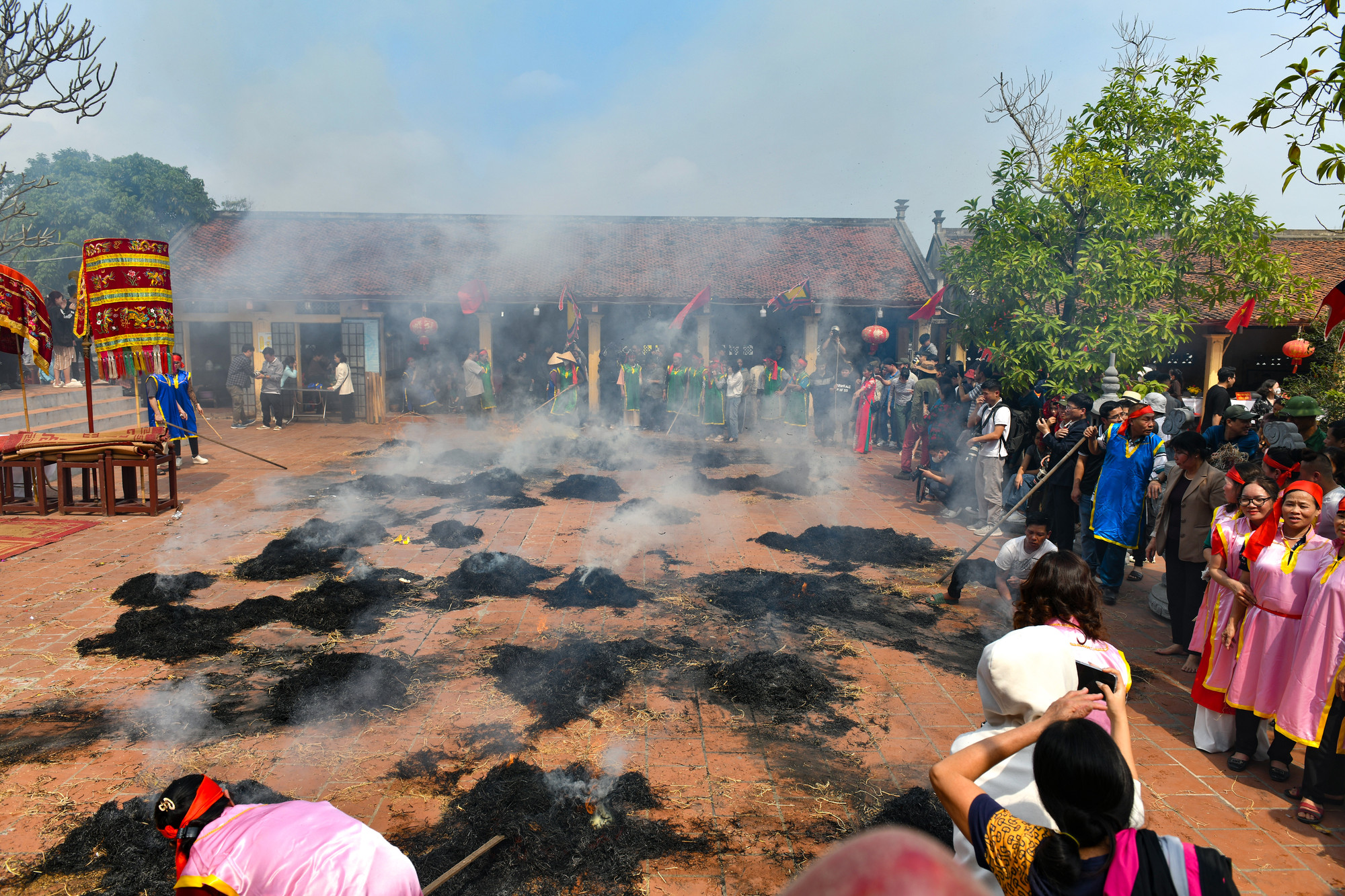 Khi nồi cơm vừa cạn nước, các đội giấu vào trong đống than rơm chờ chín. Sau một tuần hương, các thành viên của Ban giám khảo đi tìm 4 nồi cơm trong rất nhiều đống tro rơm. Nếu các đội khéo giấu thì thời gian được kéo dài và cơm sẽ chín đều, nếu giấu vụng, bị giám khảo tìm thấy ngay đầu tiên thì cơm dễ bị sống.