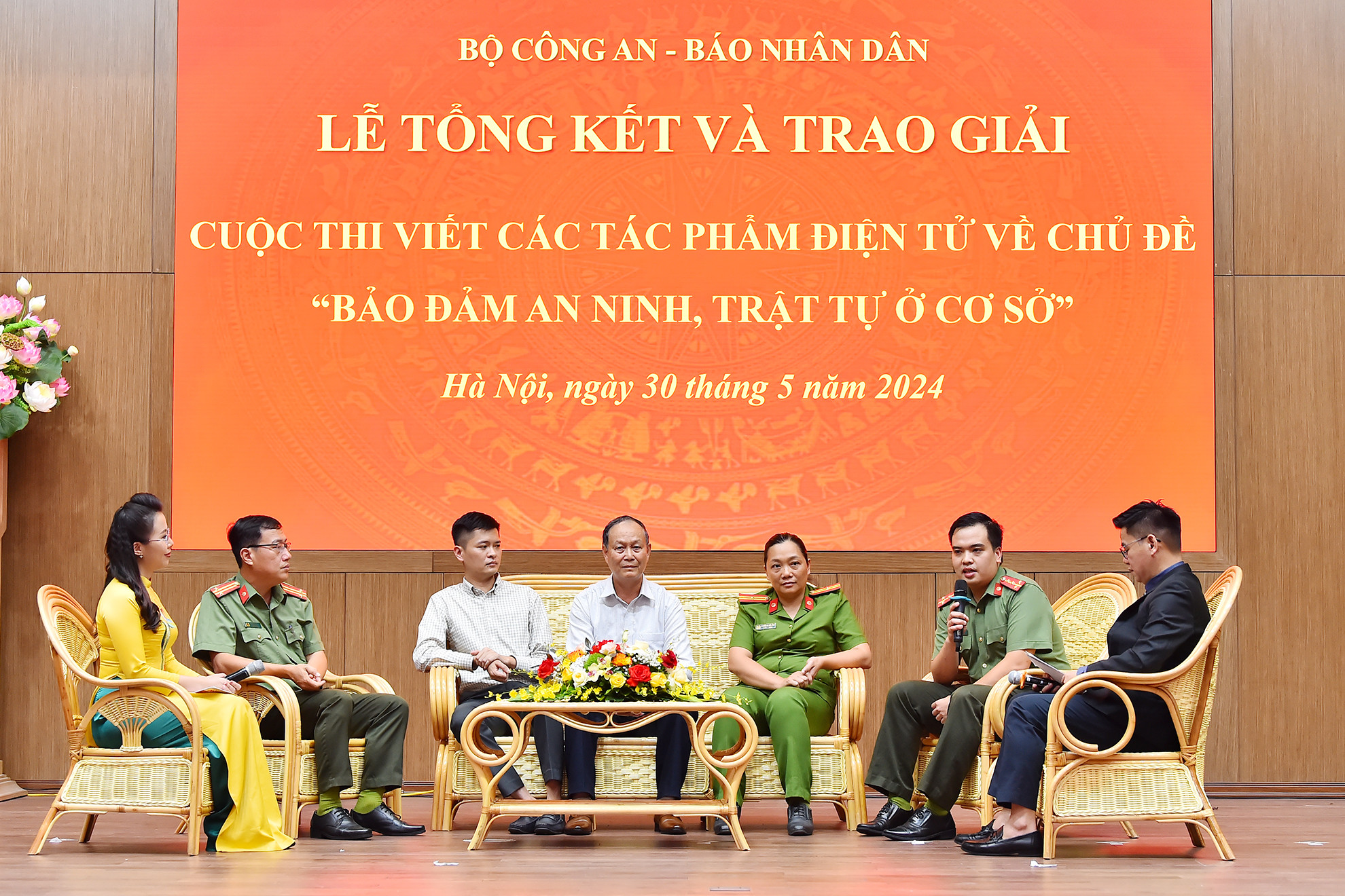 Các đại biểu giao lưu tại sự kiện. (Ảnh: THỦY NGUYÊN)