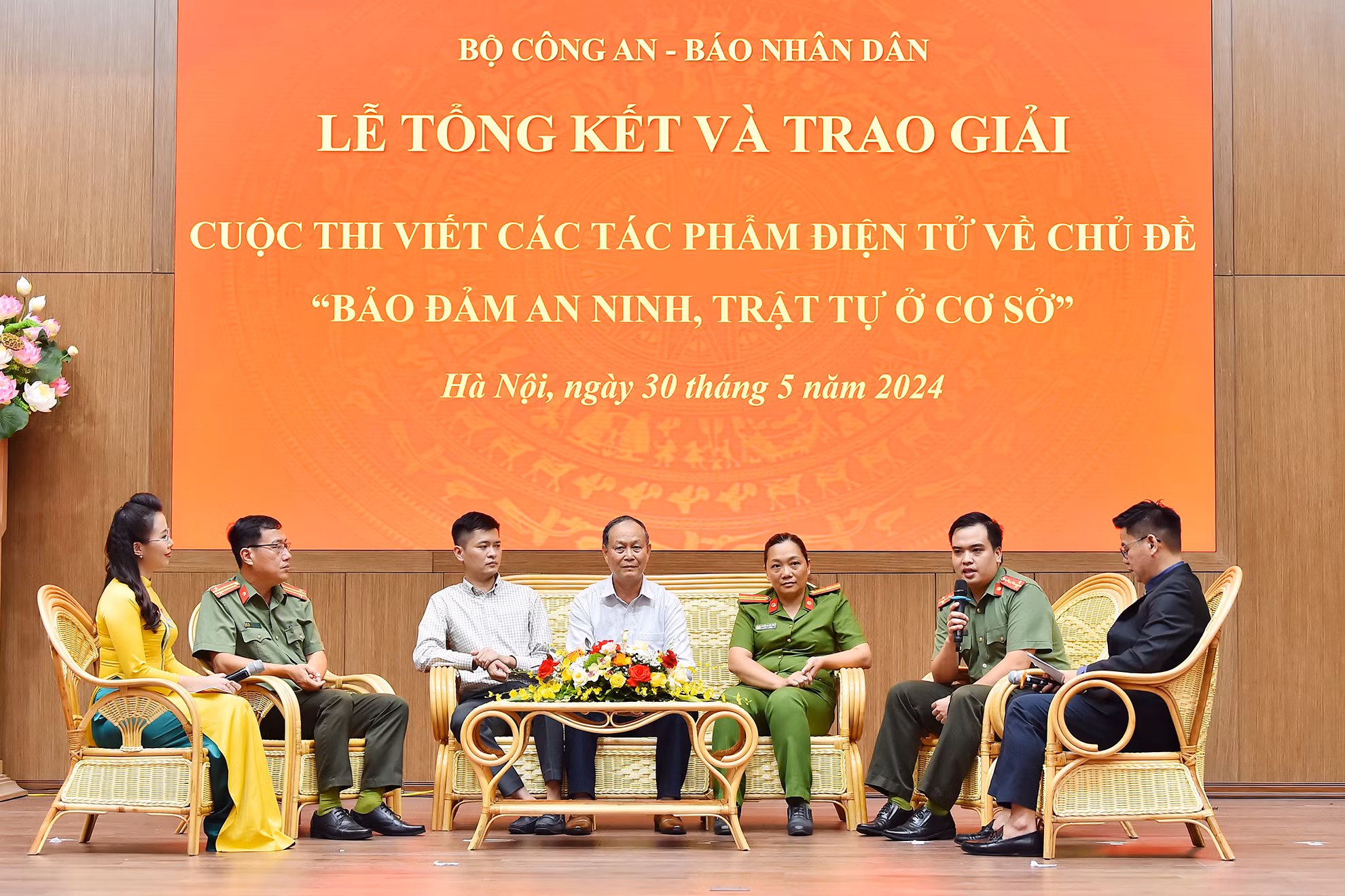 Các đại biểu giao lưu tại sự kiện. (Ảnh: THỦY NGUYÊN)