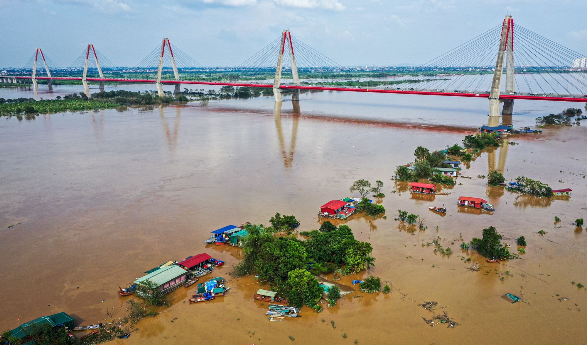 Chiều 12/9, mực nước tại sông Hồng chảy qua Hà Nội đã giảm dưới báo động 2. Nhìn từ cầu Nhật Tân, có thể thấy nước đã hạ khá nhiều so với 1 ngày trước.