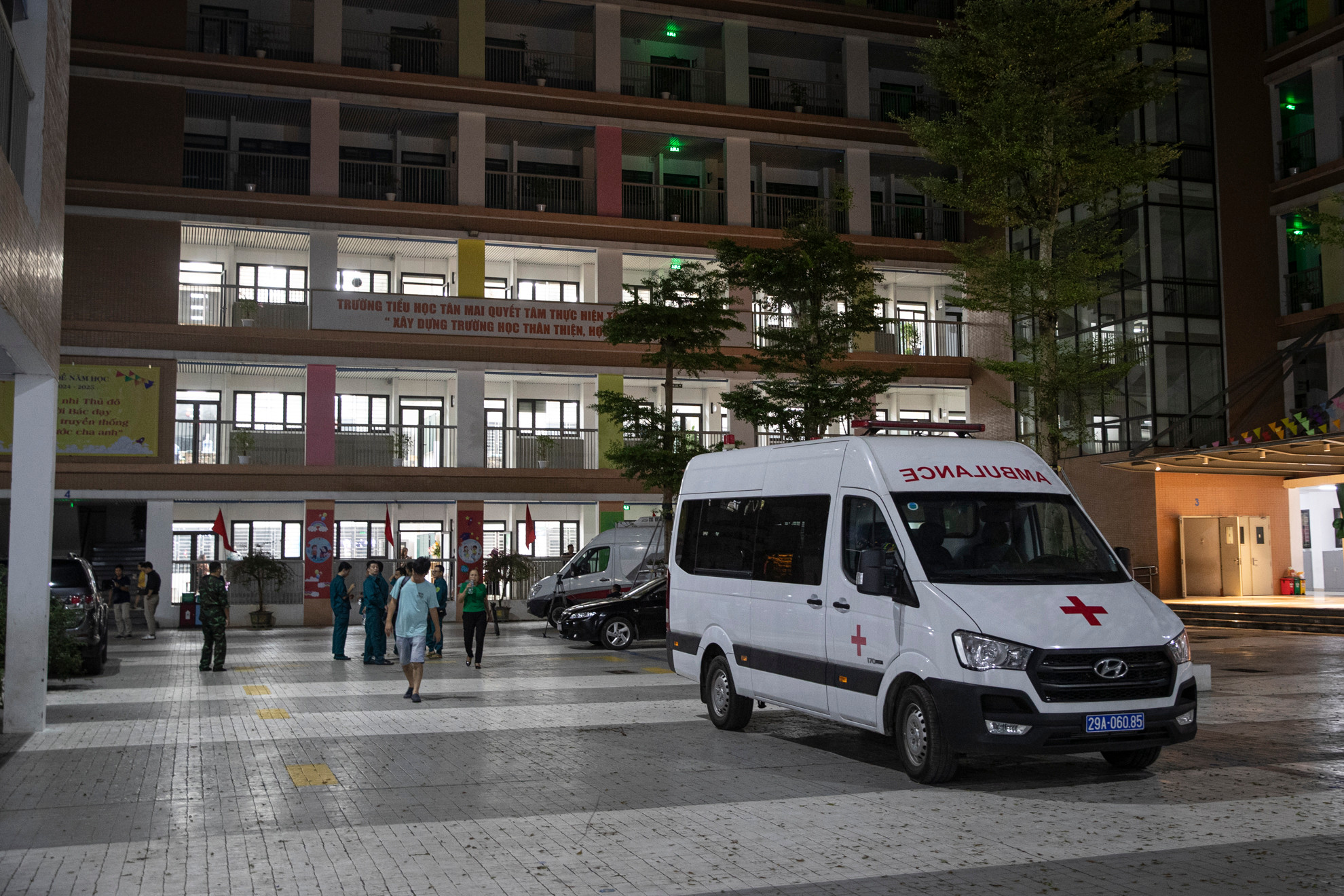 Do khu chung cư A7 Tân Mai 5 tầng đã xuống cấp thuộc nhóm nguy hiểm cấp C, nên để bảo đảm an toàn cho người dân trước bão, đêm 6/9, chính quyền phường Tân Mai (Hoàng Mai, Hà Nội) đã quyết định di dời 48 hộ dân với 160 nhân khẩu đến trường tiểu học Tân Mai cách đó 300m. Do khu chung cư A7 Tân Mai 5 tầng đã xuống cấp thuộc nhóm nguy hiểm cấp C, nên để bảo đảm an toàn cho người dân trước bão, đêm 6/9, chính quyền phường Tân Mai (Hoàng Mai, Hà Nội) đã quyết định di dời 48 hộ dân với 160 nhân khẩu đến trường tiểu học Tân Mai cách đó 300m.