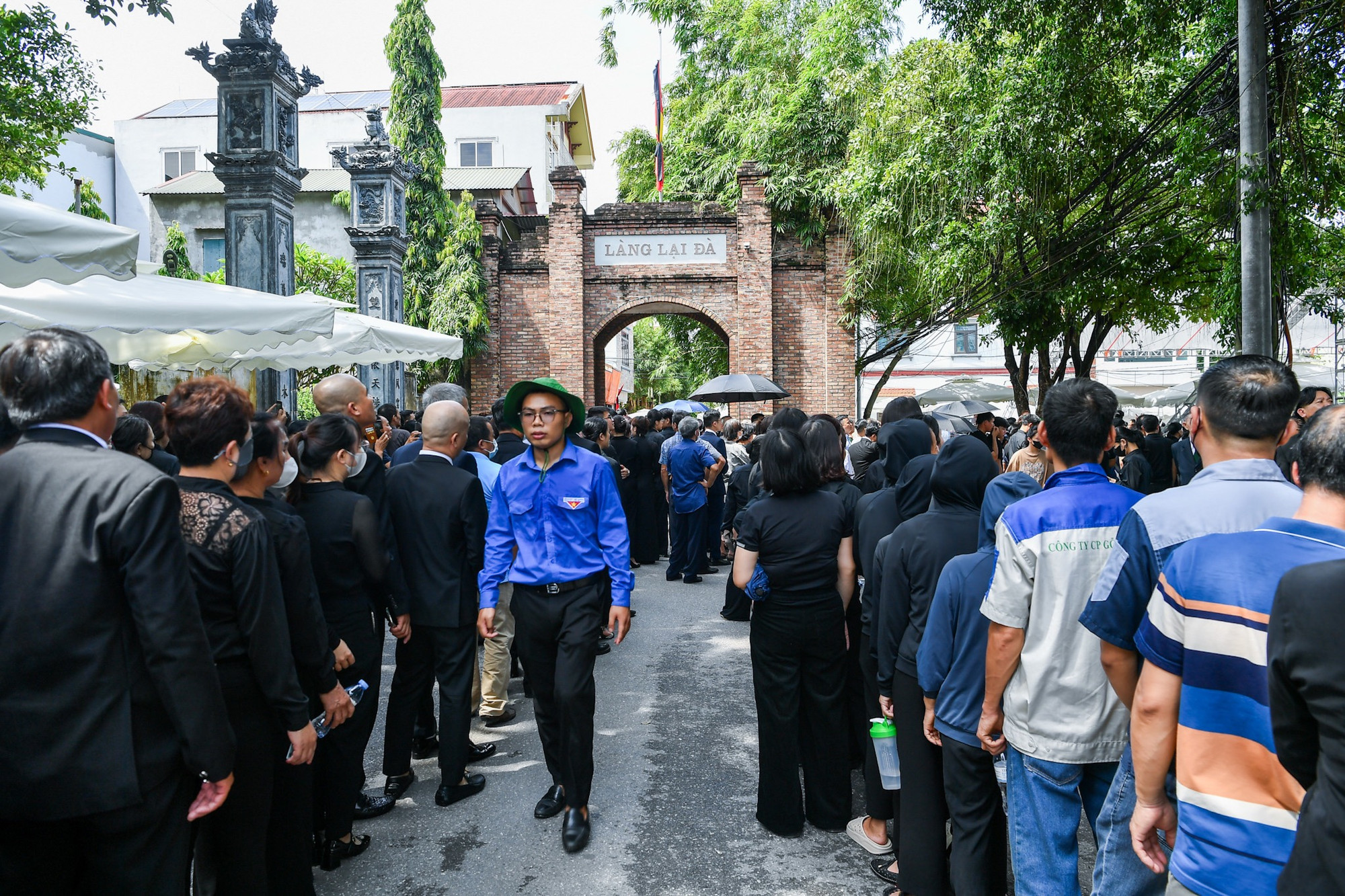 Ban tổ chức đã lập các hàng rào mềm từ xa để hướng dẫn, phân luồng giao thông từ trụ sở xã Đông Hội vào đến Nhà văn hóa làng Lại Đà. Đồng thời bố trí xe điện đưa người dân từ trụ sở xã Đông Hội vào cổng làng Lại Đà để đăng ký vào viếng Tổng Bí thư Nguyễn Phú Trọng. Ban tổ chức đã lập các hàng rào mềm từ xa để hướng dẫn, phân luồng giao thông từ trụ sở xã Đông Hội vào đến Nhà văn hóa làng Lại Đà. Đồng thời bố trí xe điện đưa người dân từ trụ sở xã Đông Hội vào cổng làng Lại Đà để đăng ký vào viếng Tổng Bí thư Nguyễn Phú Trọng.