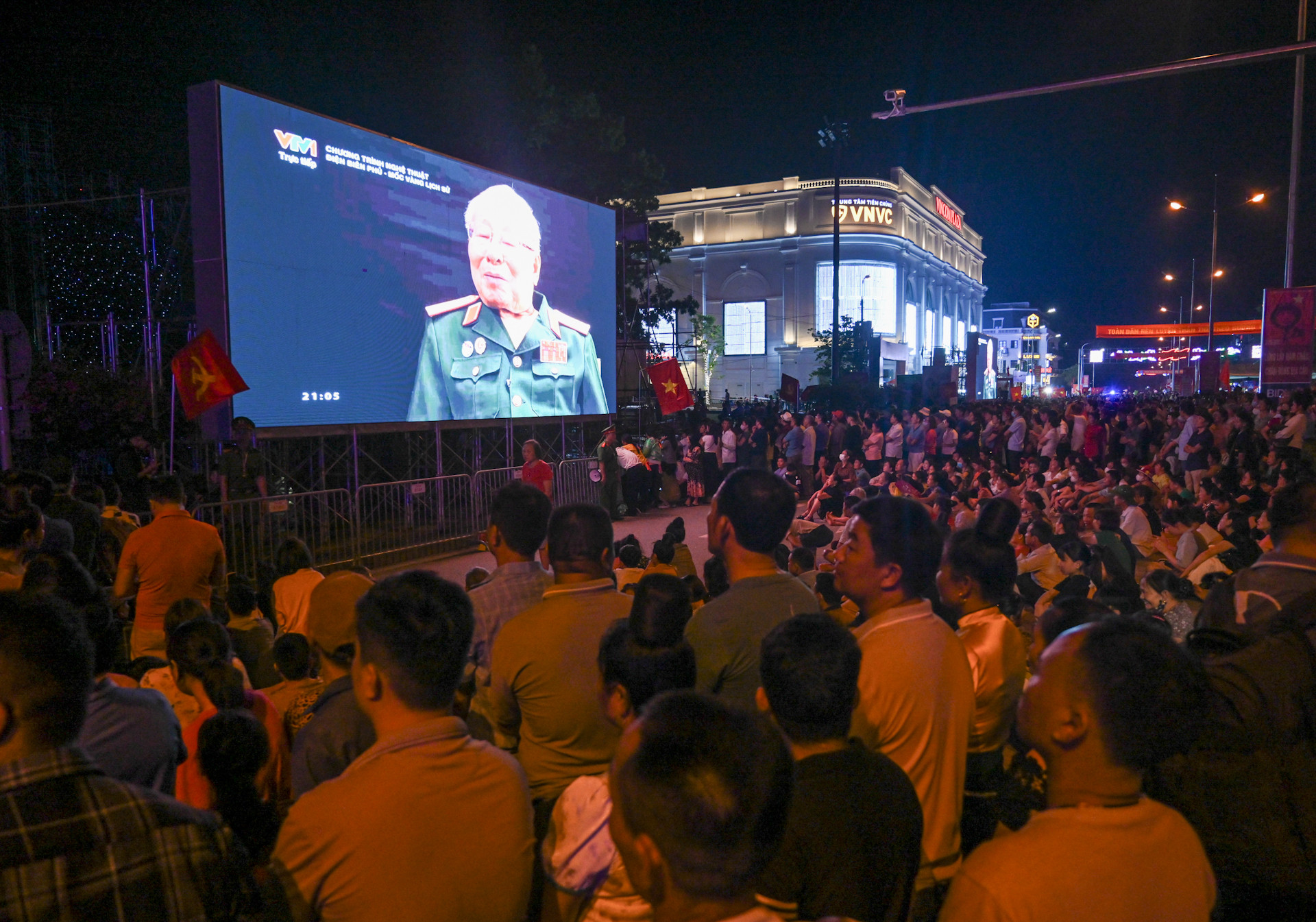 Các đoạn tư liệu được sắp xếp như những cuộc đối thoại giữa các vị tướng, người lính hai đầu chiến tuyến, những bức thư, nhật ký… thể hiện niềm tin, sự lạc quan của những chiến sĩ khao khát hòa bình.