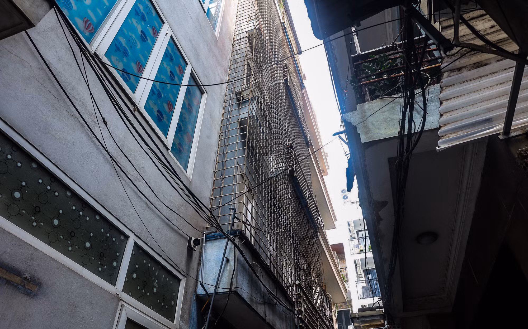 Với những căn nhà như này, lối thoát nạn gần như không có.