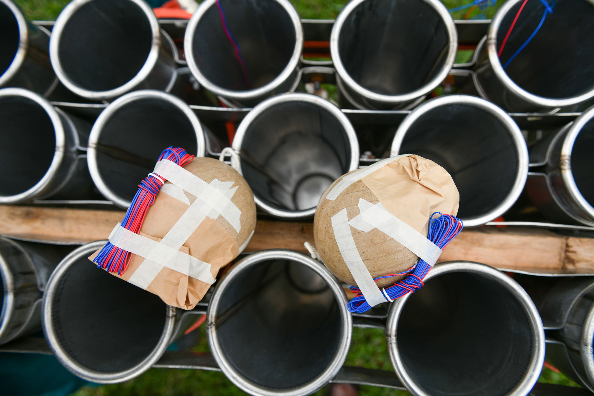 Các ống phóng được làm bằng chất liệu kim loại, có các đường kính khác nhau để phù hợp với kích cỡ từng loại pháo hoa.