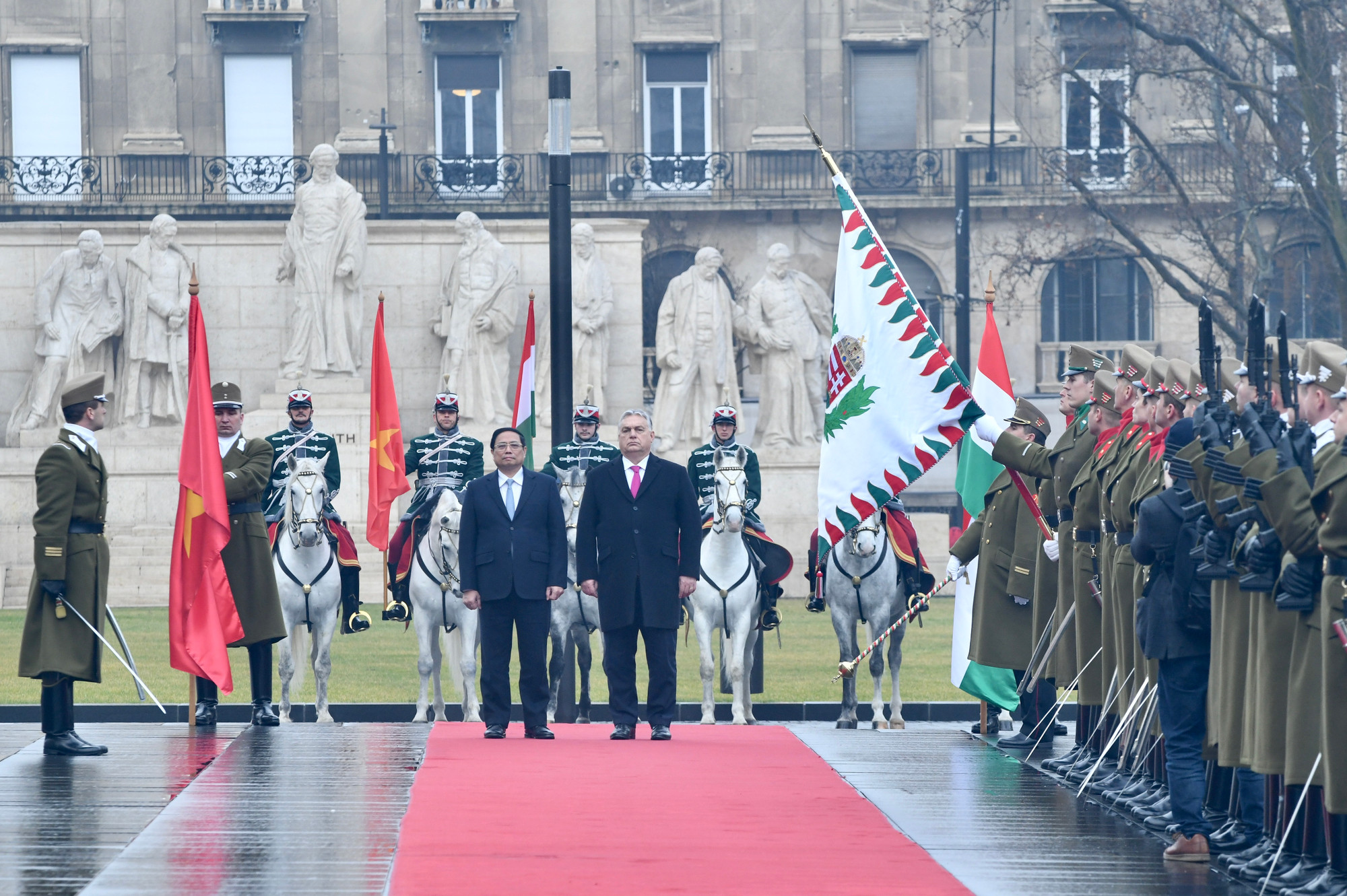 [Ảnh] Lễ đón Thủ tướng Phạm Minh Chính thăm chính thức Hungary ảnh 2