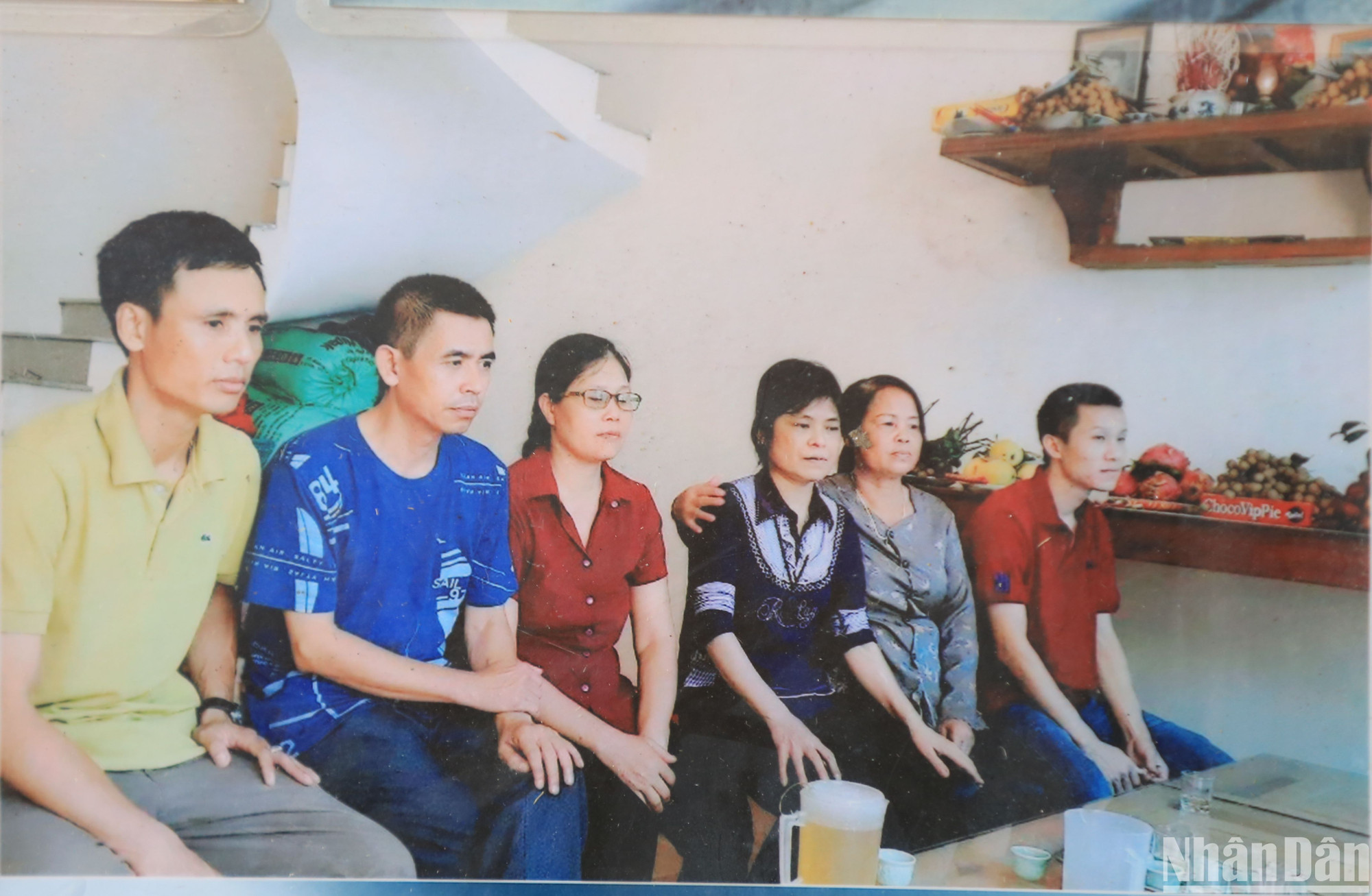 Bức ảnh bà Ngần chụp chung với 5 người con - 5 cuộc đời tìm thấy hy vọng từ cuộc ghép tạng năm 2016. Phía bên phải là bàn thờ anh Trịnh Đình Vàng.