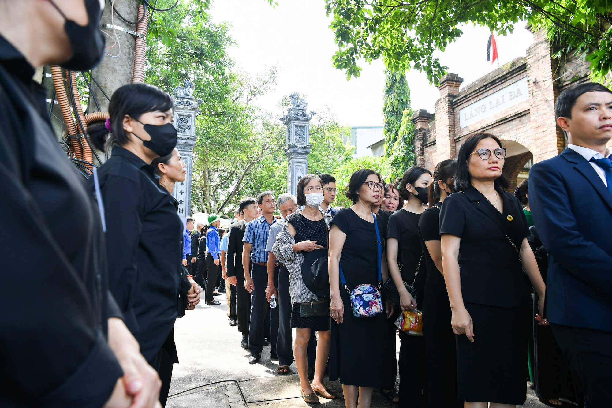 Càng tới gần trưa, lượng người về viếng Tổng Bí thư Nguyễn Phú Trọng càng đông hơn. Càng tới gần trưa, lượng người về viếng Tổng Bí thư Nguyễn Phú Trọng càng đông hơn.