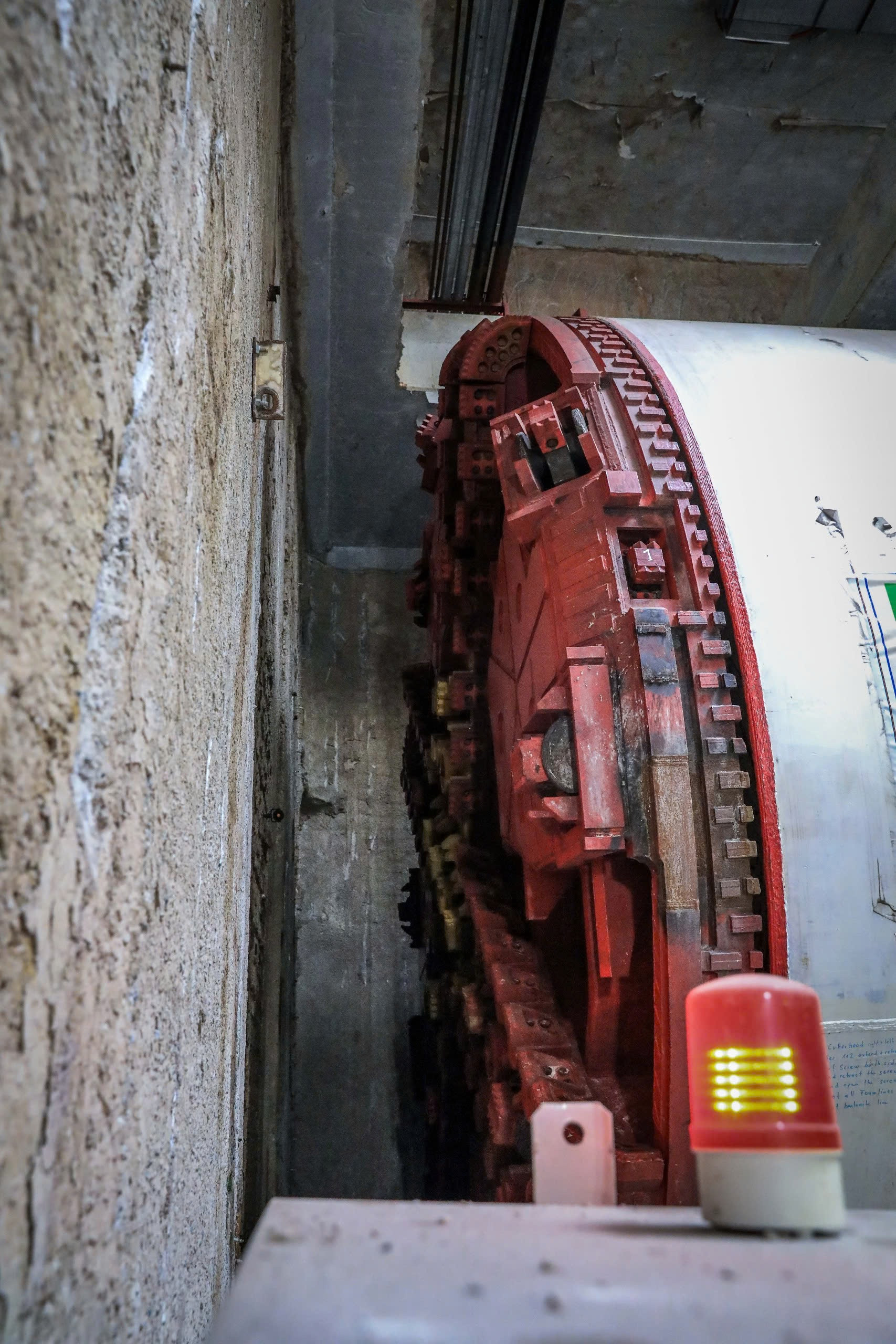 Vào thời điểm này, mũi khoan của robot TBM1 mang tên Thần Tốc chuẩn bị xuyên qua vách hầm tại ga S9.