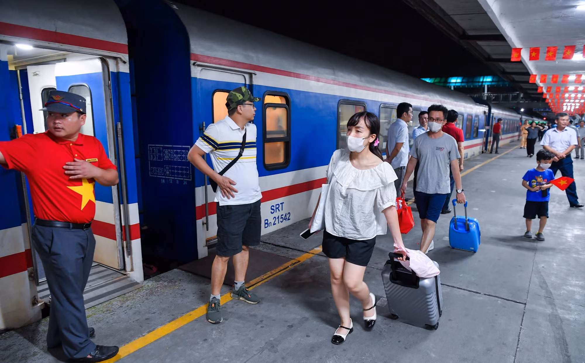 Hướng dẫn hành khách lên toa...