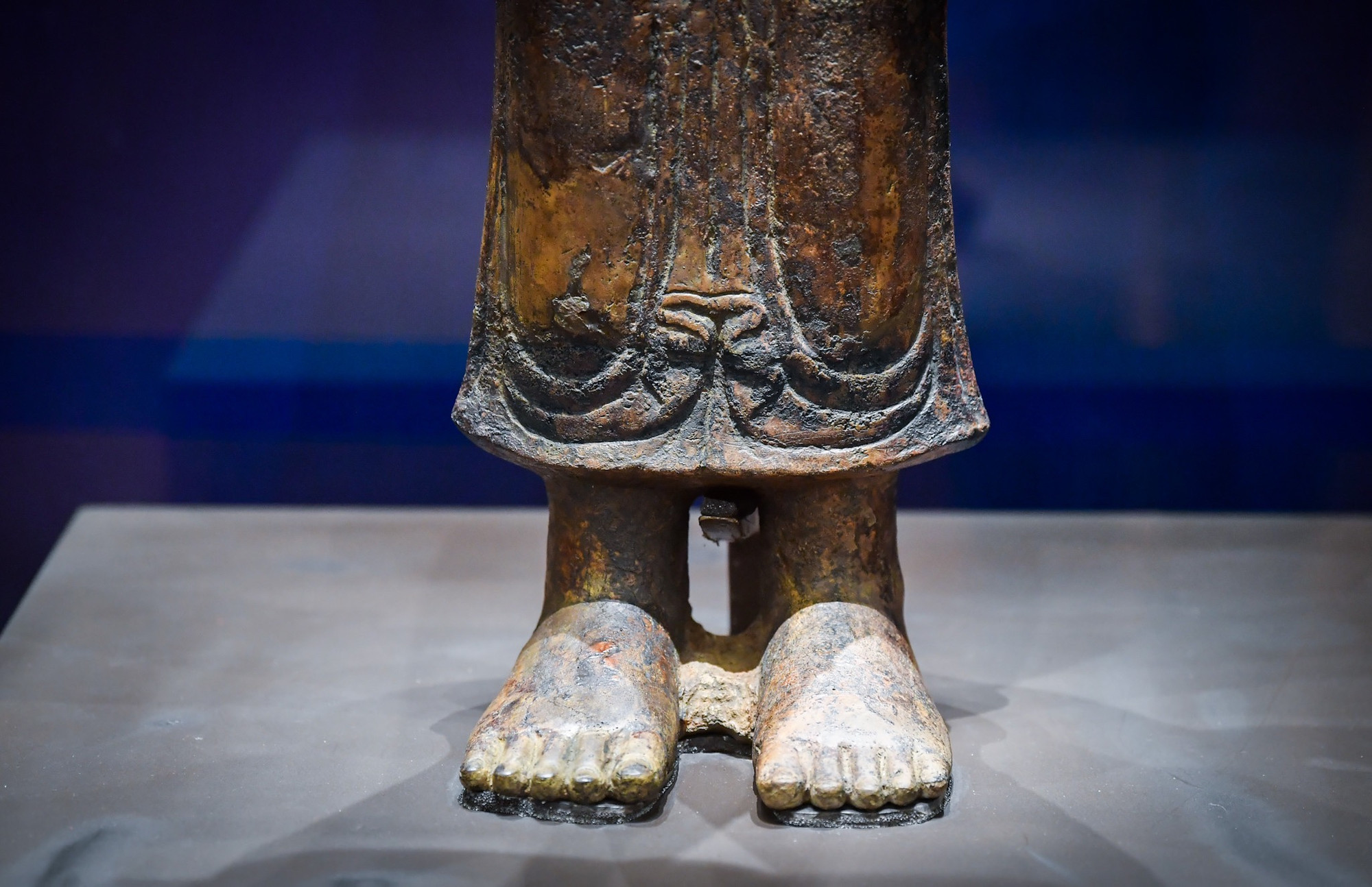 Phần chân đế được đúc tinh xảo và rất có hồn...