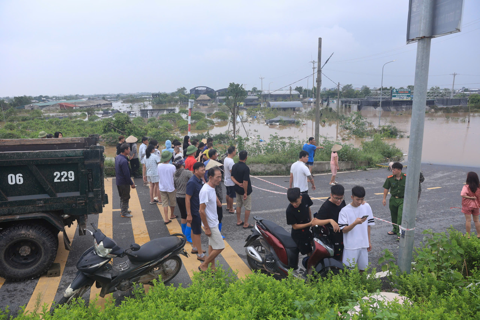 Sáng 12/9, trước khu vực ngập đã được giăng dây để bảo đảm an toàn.