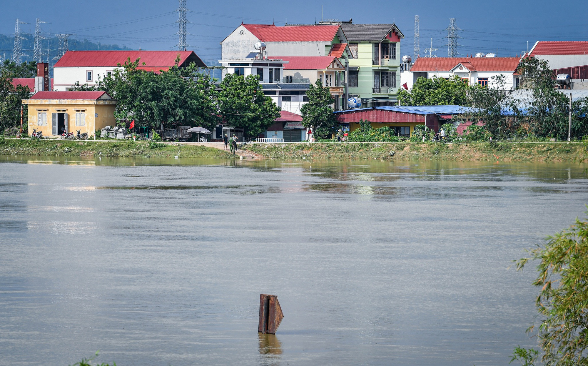 Tại khu vực sông Cầu sát thôn An Lạc hiện mực nước vẫn rất lớn. Trong ảnh, cọc tiêu chỉ giới bờ sông đã bị ngập băng chỉ còn nhô lên chừng 70cm. Tại khu vực sông Cầu sát thôn An Lạc hiện mực nước vẫn rất lớn. Trong ảnh, cọc tiêu chỉ giới bờ sông đã bị ngập băng chỉ còn nhô lên chừng 70cm.