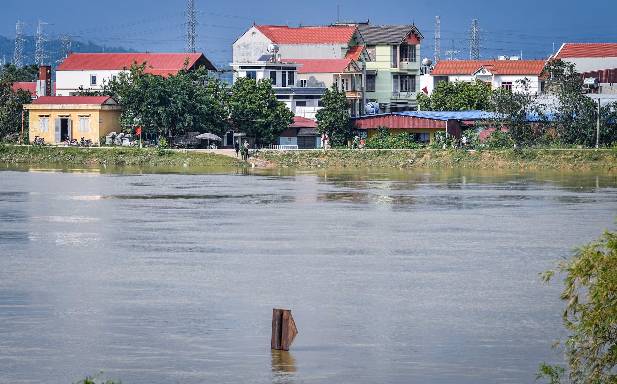 Tại khu vực sông Cầu sát thôn An Lạc hiện mực nước vẫn rất lớn. Trong ảnh, cọc tiêu chỉ giới bờ sông đã bị ngập băng chỉ còn nhô lên chừng 70cm.