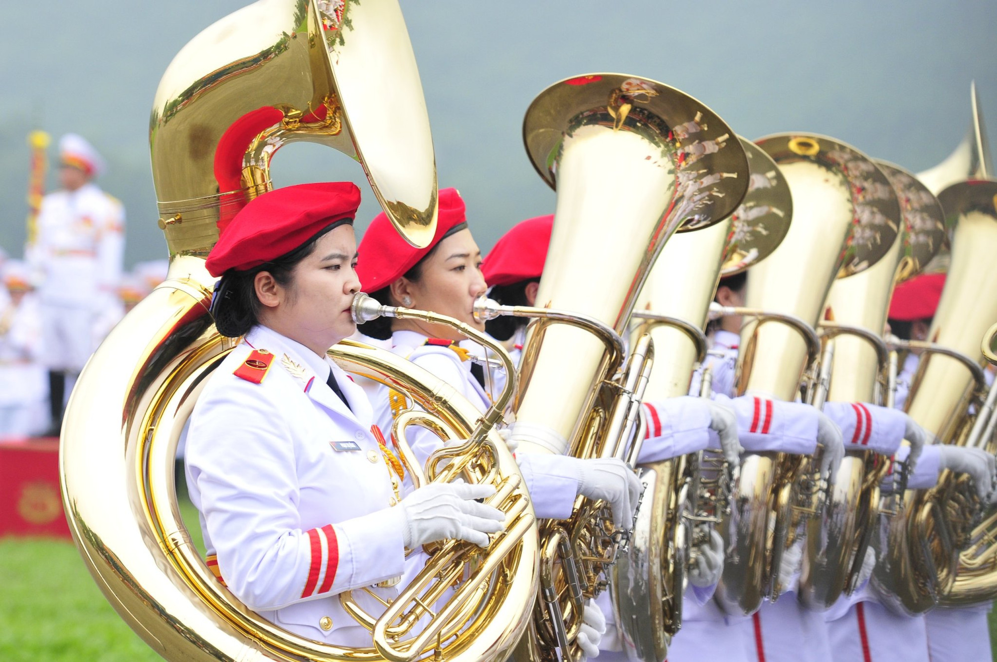 Cũng giống Trung úy Phương, nữ quân nhân Phạm Thị Hồng (30 tuổi, ngoài cùng bên trái) là một trong hai thành viên nữ của khối Quân nhạc đảm nhiệm nhạc cụ có kích thước lớn và nặng nhất đó là chiếc kèn helicon. Chị cho biết lần đầu tiên được tiếp xúc với chiếc kèn này ở ngoài đời.