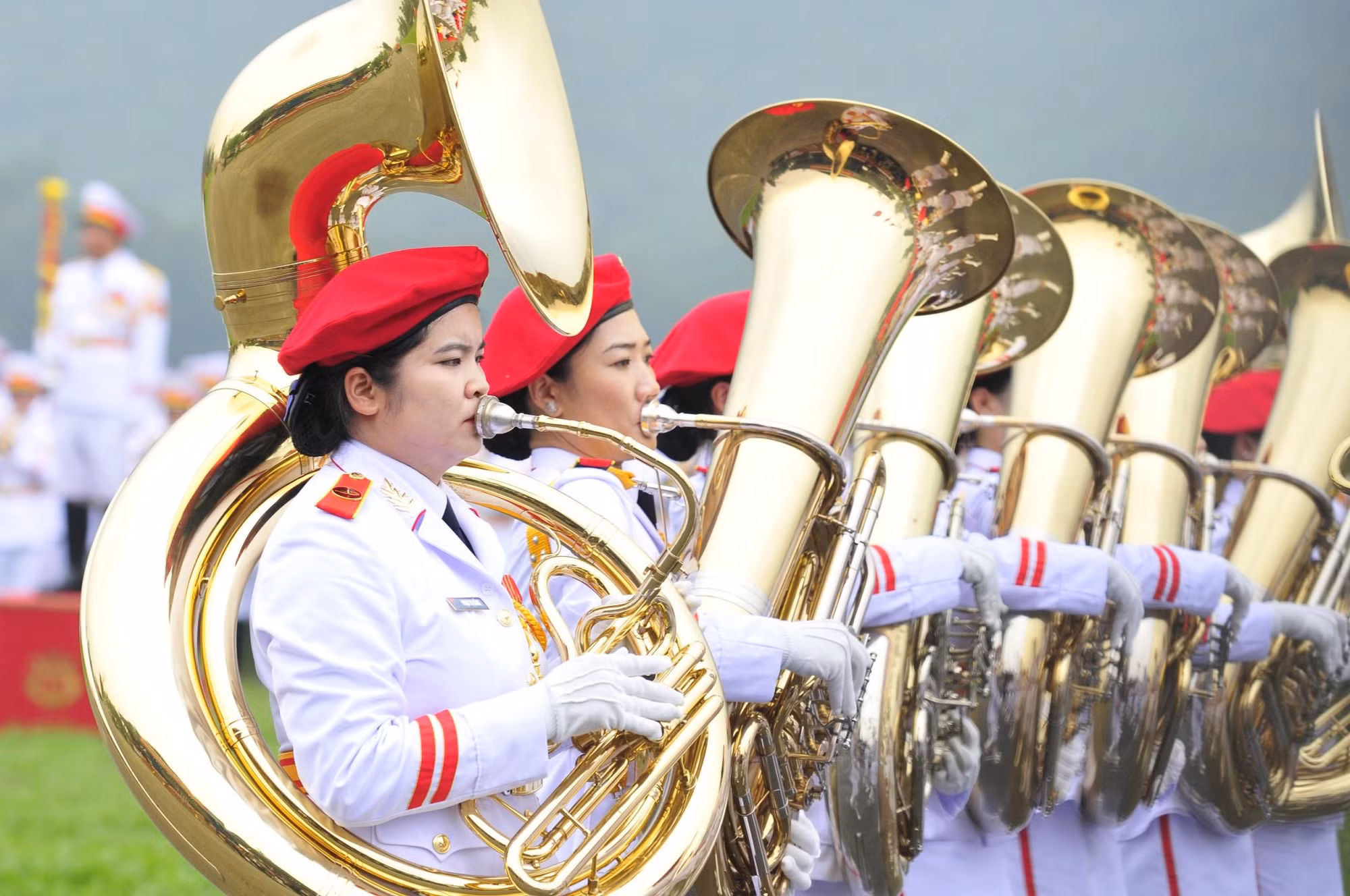 Cũng giống Trung úy Phương, nữ quân nhân Phạm Thị Hồng (30 tuổi, ngoài cùng bên trái) là một trong hai thành viên nữ của khối Quân nhạc đảm nhiệm nhạc cụ có kích thước lớn và nặng nhất đó là chiếc kèn helicon. Chị cho biết lần đầu tiên được tiếp xúc với chiếc kèn này ở ngoài đời.