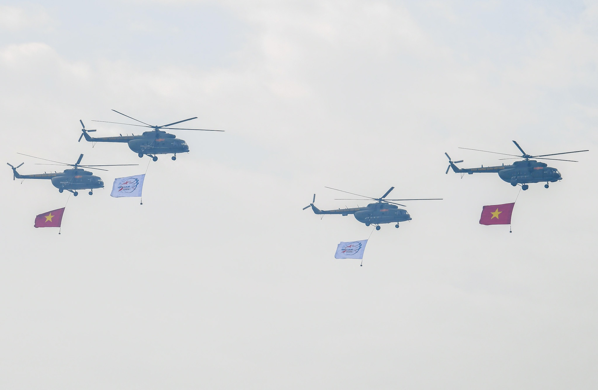 Ngay sau đó, nhóm trực thăng vũ trang mang theo cờ tiến vào theo đội hình mũi tên.