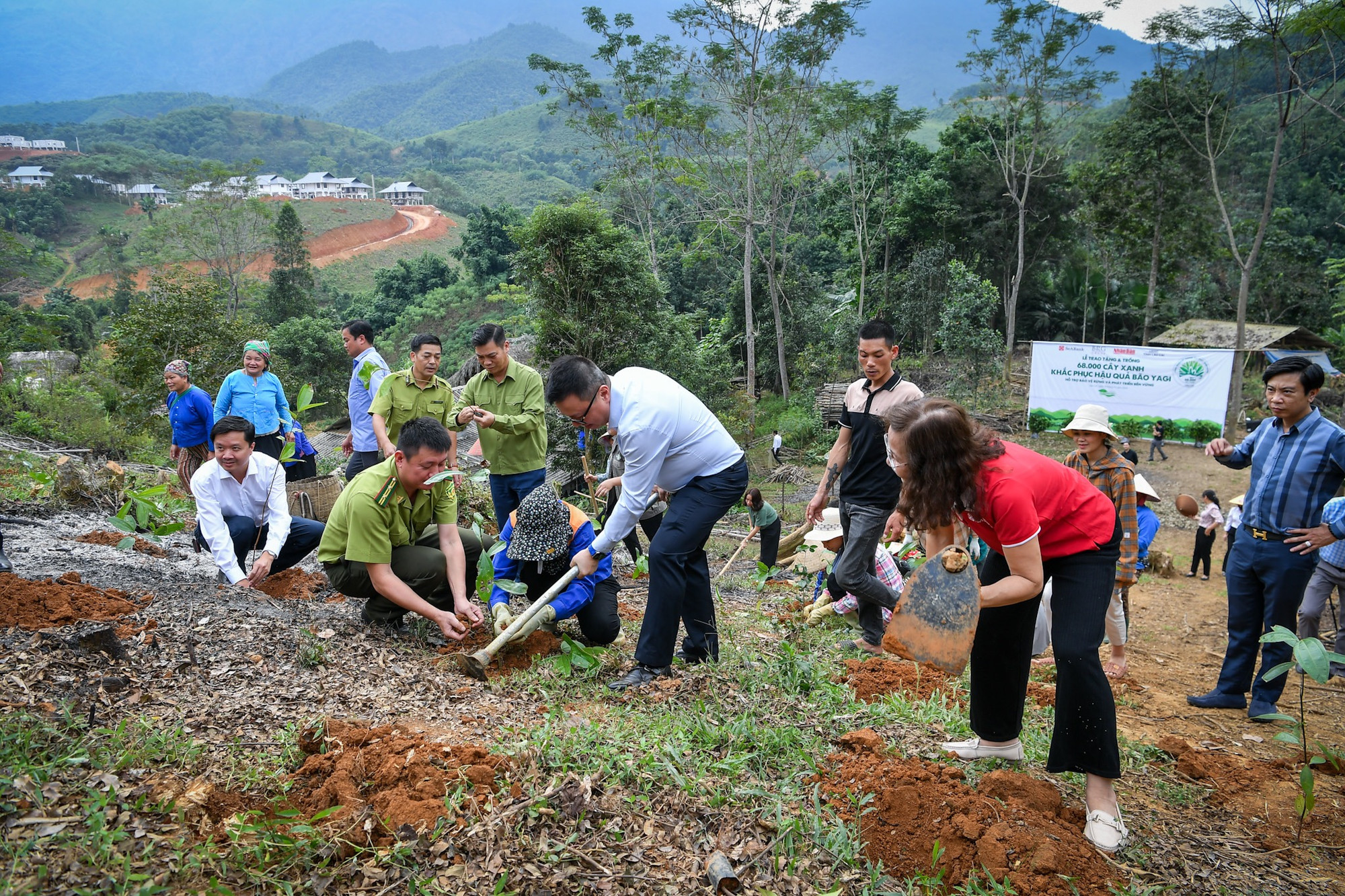 Đồng chí Lê Quốc Minh tham gia trồng cây cùng nhân dân thôn Làng Nủ.