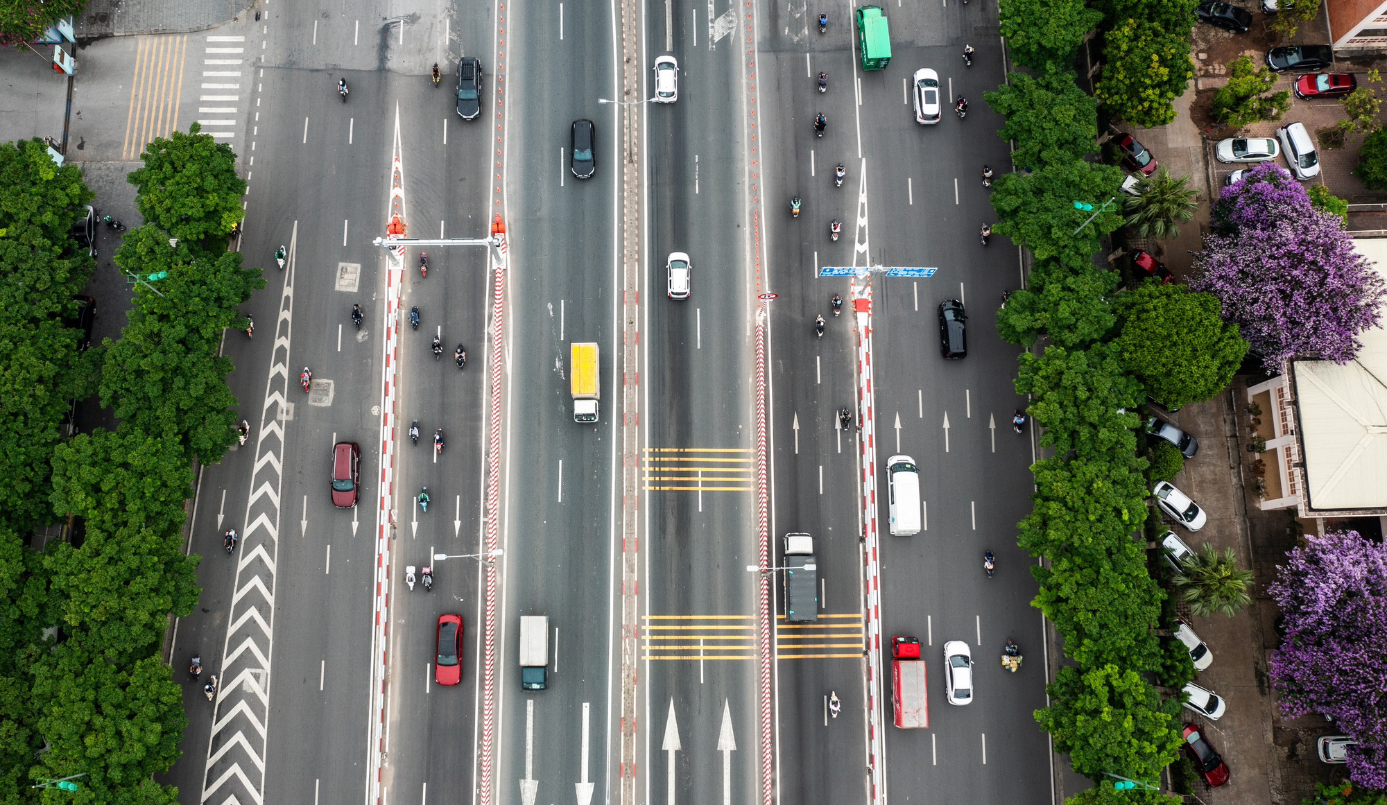 Hai đơn nguyên cầu vượt mới nằm sát ngay bên cạnh cầu vượt nút giao Mai Dịch cũ. Mỗi bên rộng gần 8m, gồm 1 làn xe máy và 1 làn xe cơ giới.