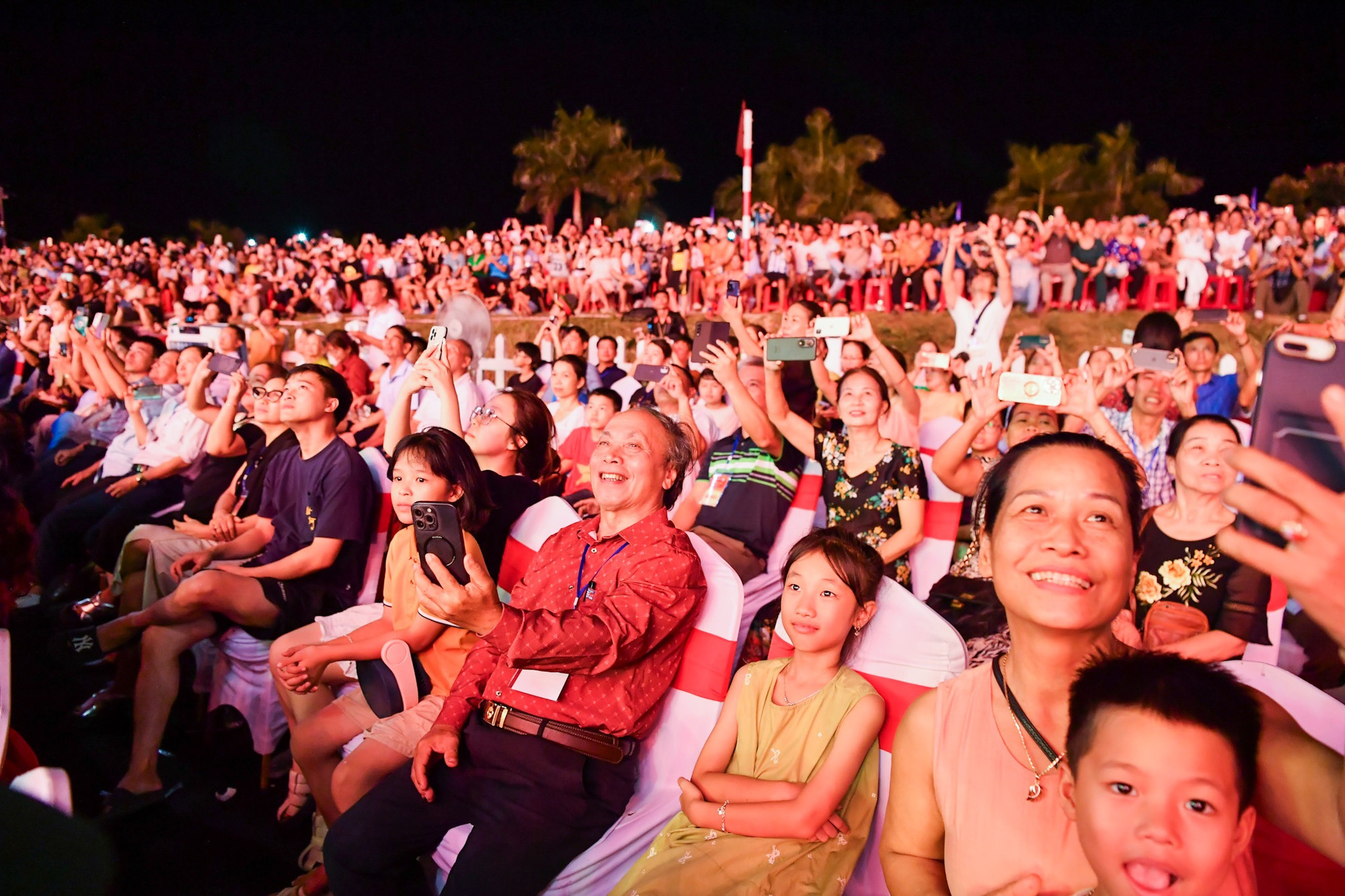 Cảm xúc vỡ òa của khán giả khi được chứng kiến màn pháo hoa rực rỡ tại chương trình nghệ thuật Vĩ tuyến 17 - Khúc hát hòa bình.