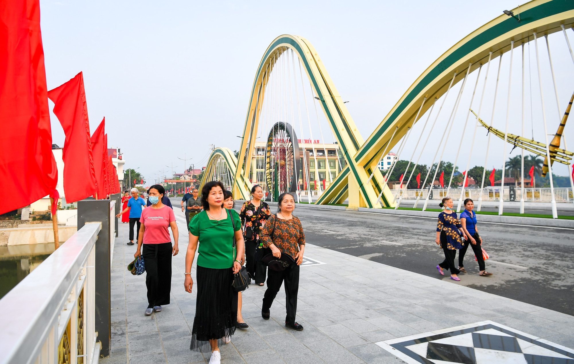 Người dân đổ ra khu vực diễu hành từ rạng sáng.