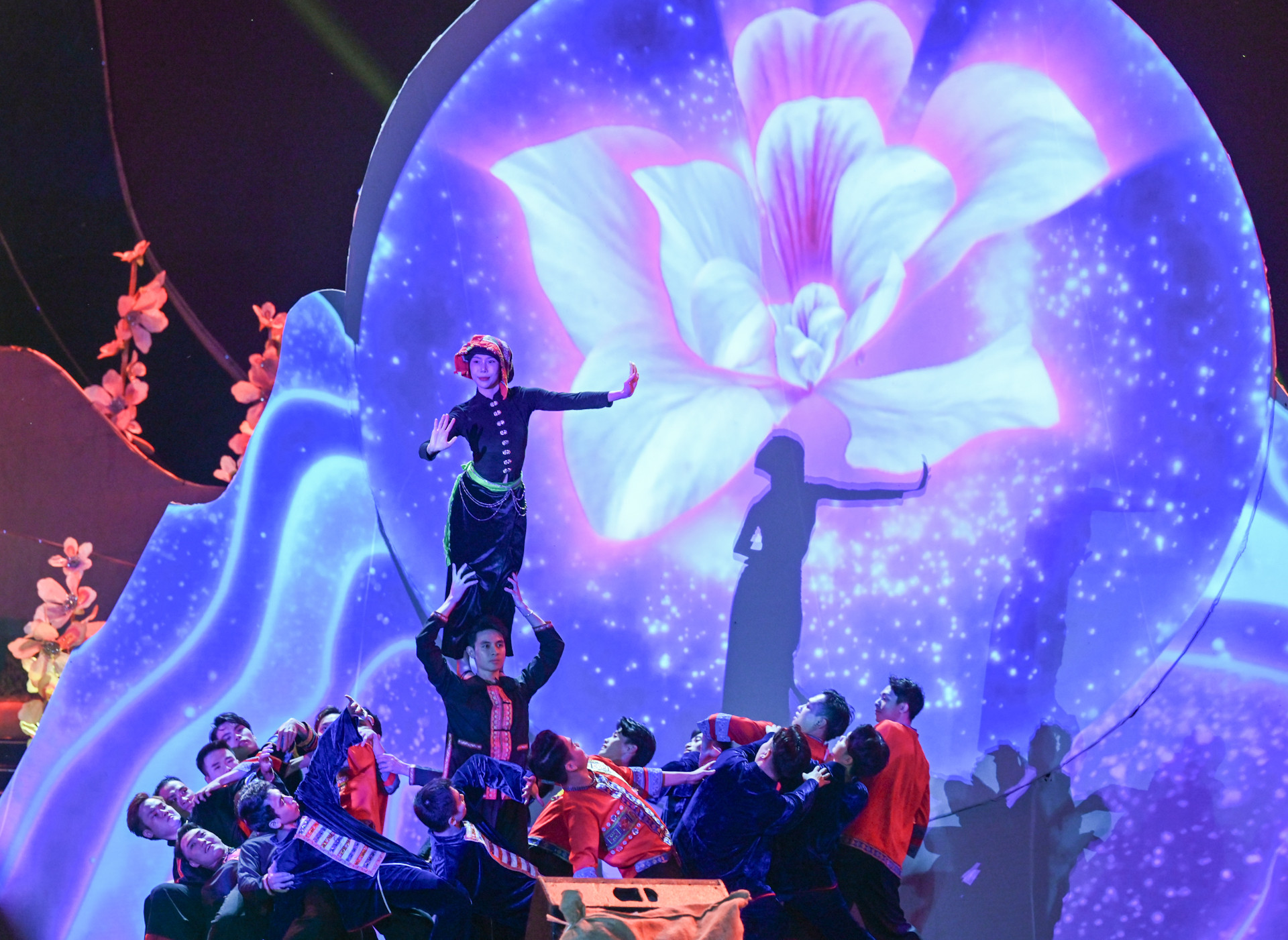 Các đoạn tư liệu được sắp xếp như những cuộc đối thoại giữa các vị tướng, người lính hai đầu chiến tuyến, những bức thư, nhật ký… thể hiện niềm tin, sự lạc quan của những chiến sĩ khao khát hòa bình.