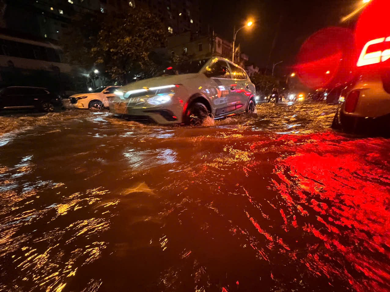 Khu vực trung tâm của Hà Nội gồm các quận Hoàn Kiếm, Ba Đình và Hai Bà Trưng, lượng mưa từ tối qua đến sáng sớm nay cũng lên tới hơn 100mm.