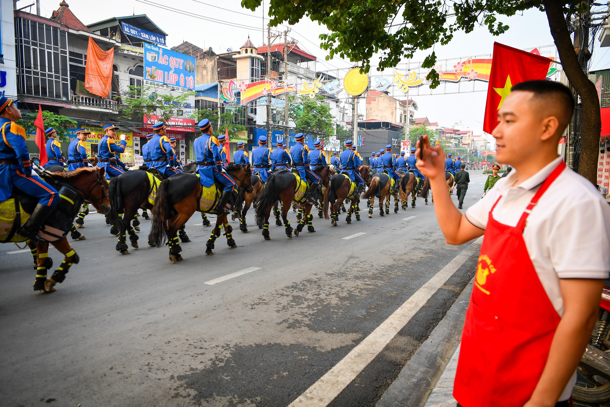 [Ảnh] Dậy từ mờ sáng, người dân háo hức chờ xem tổng duyệt