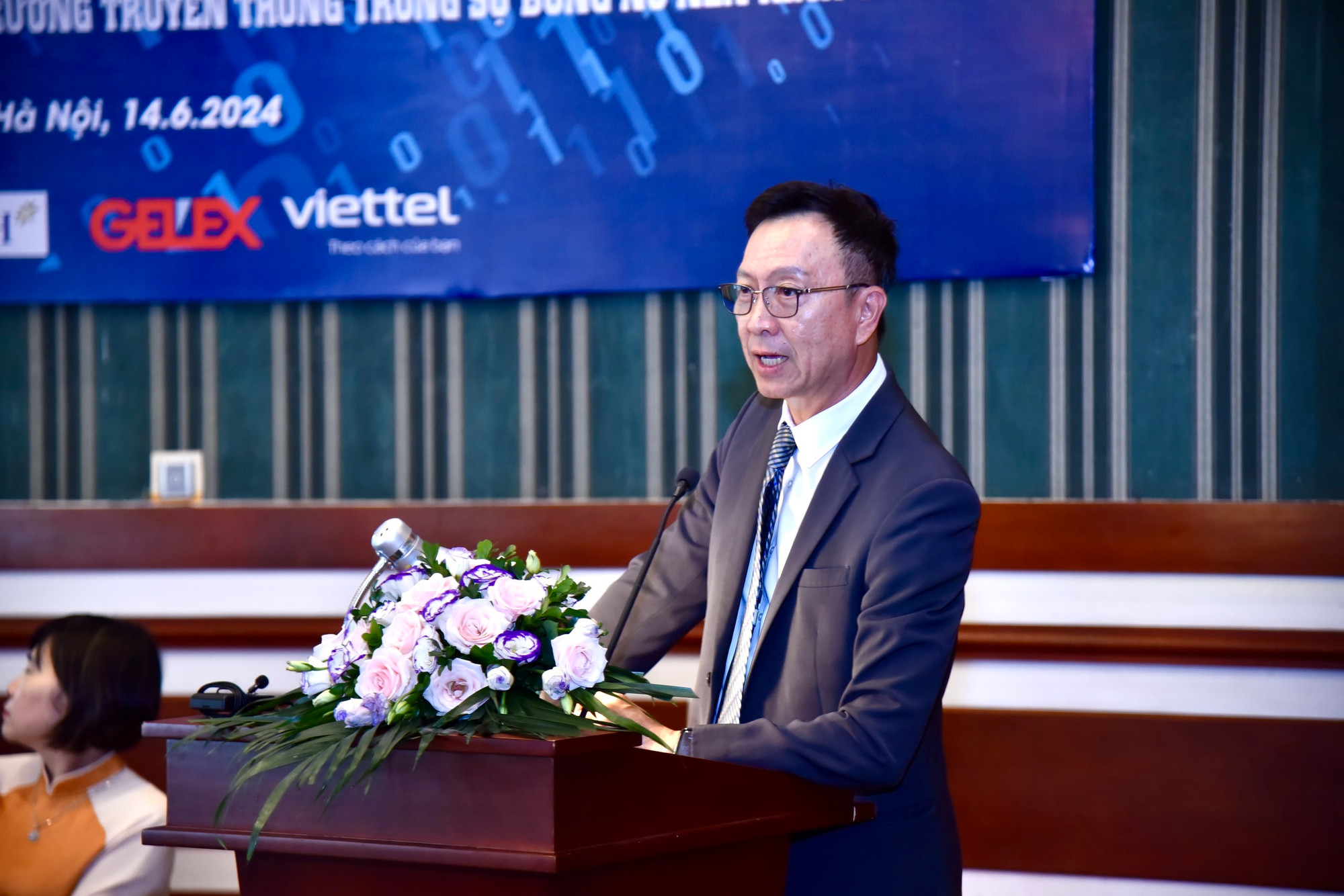 PGS,TS Terapatt Vannaruemol (Đại học Chaing Mai, Thái Lan) trình bày tham luận tại phiên thảo luận chuyên đề: Phát triển thị trường truyền thông trong sự bùng nổ nền kinh tế số.