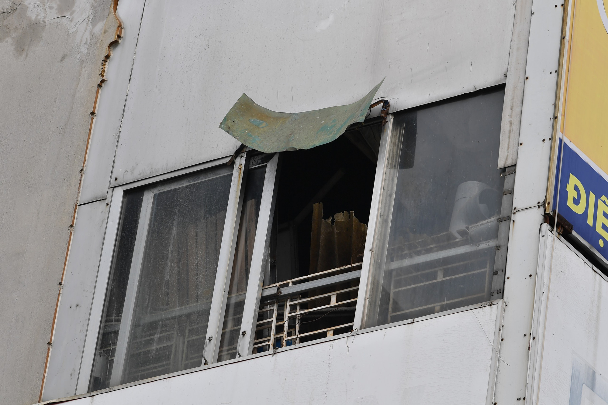 Một lối thoát hiếm hoi được mở ra từ phía hông nhà tầng 5.