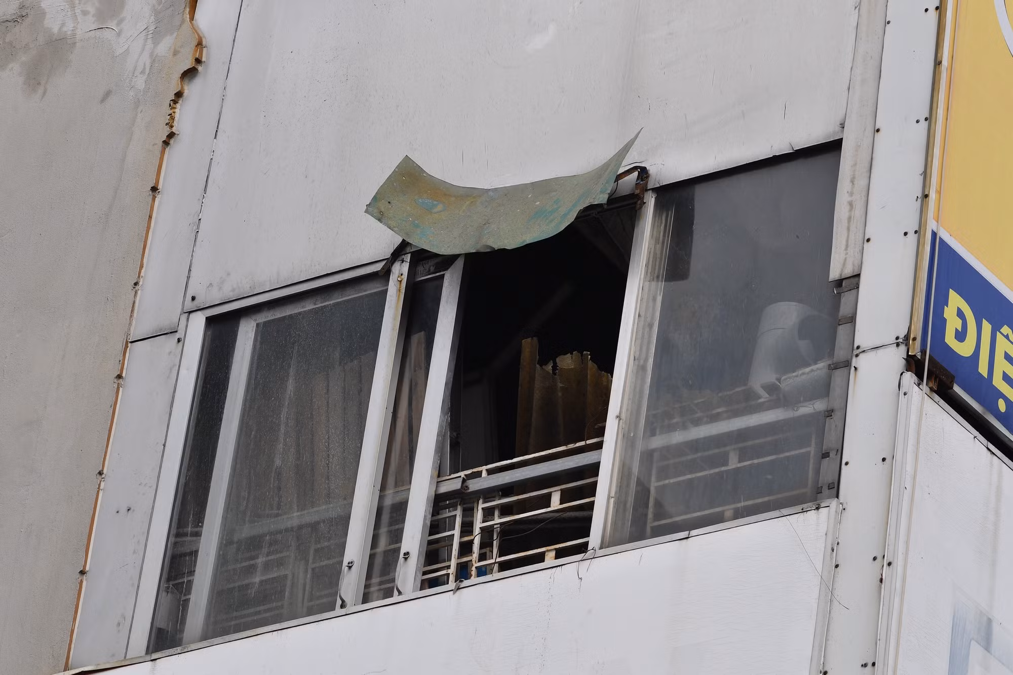 Một lối thoát hiếm hoi được mở ra từ phía hông nhà tầng 5.