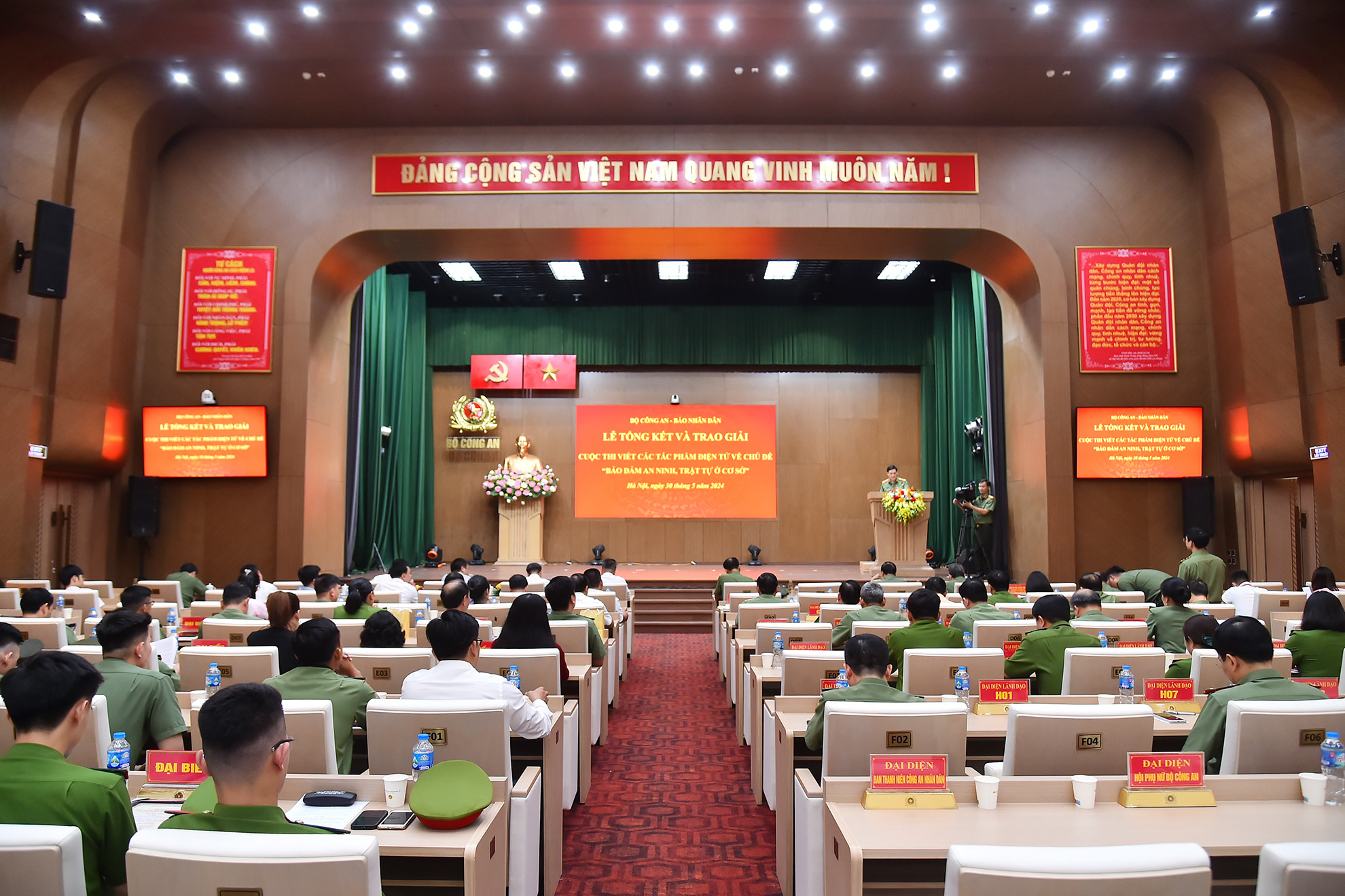 Quang cảnh chung buổi lễ. (Ảnh: THỦY NGUYÊN)